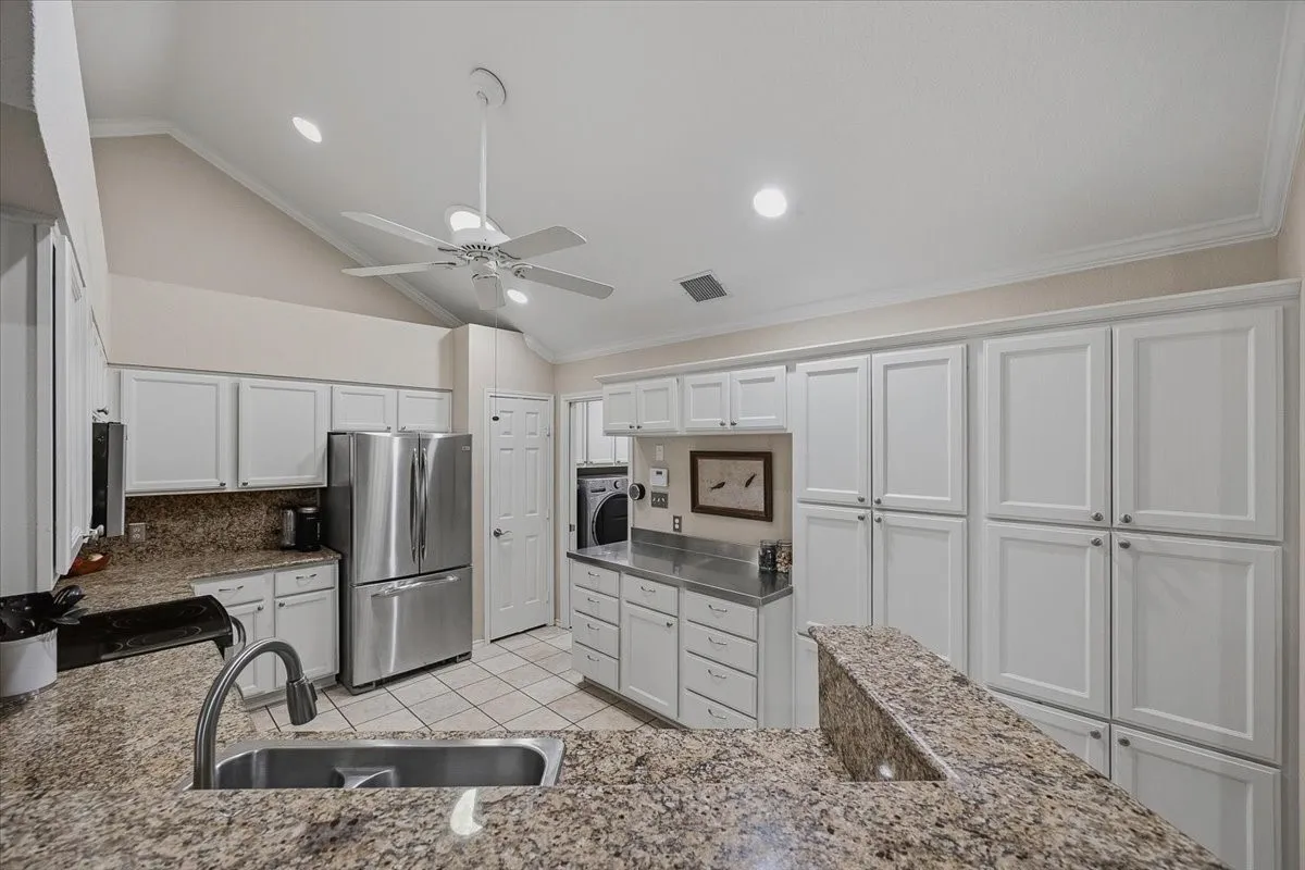 Condominium For Sale in Tarrant County , 6137 Haley Lane, Fort Worth, Texas 76132, 3 Bedroom, 2 Bathroom, 2 Garage spaces, 1,741 Sqft, built in 1998, mls#21409063, Real Estate Agent in Fort Worth, Homes For Sale in Tarrant county, Homes For Sale in Fort Worth, Realtor in Fort Worth Texas, Real Estate Brokerage Independent Realty Texas, Luminita Cordes Realtor