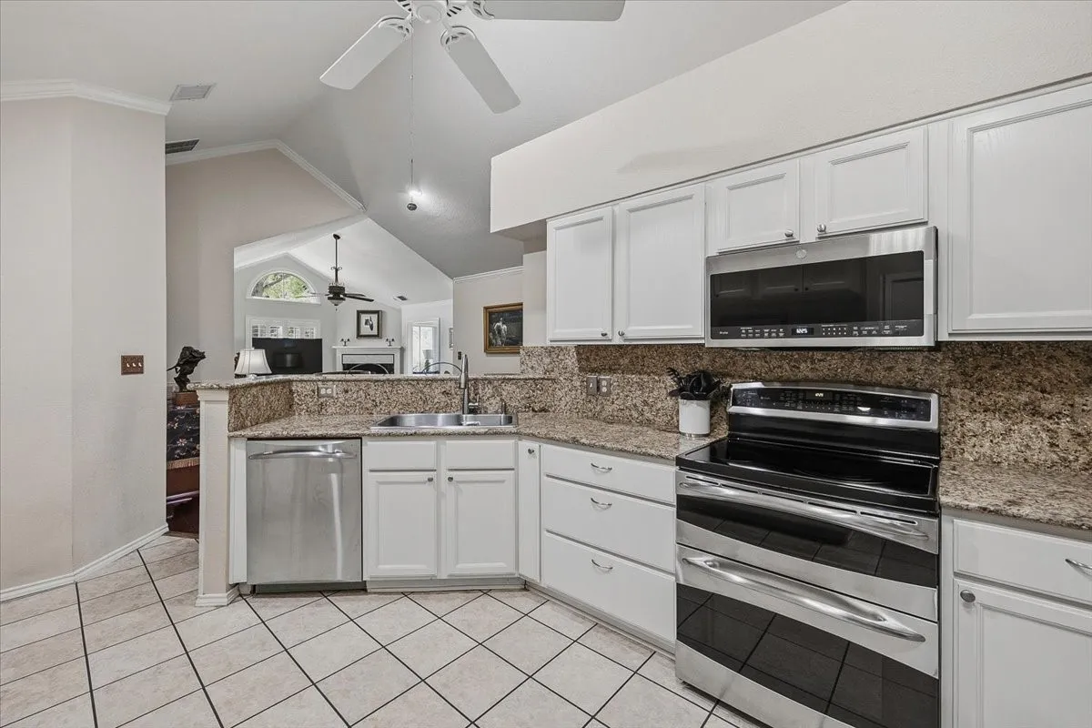 Condominium For Sale in Tarrant County , 6137 Haley Lane, Fort Worth, Texas 76132, 3 Bedroom, 2 Bathroom, 2 Garage spaces, 1,741 Sqft, built in 1998, mls#21409063, Real Estate Agent in Fort Worth, Homes For Sale in Tarrant county, Homes For Sale in Fort Worth, Realtor in Fort Worth Texas, Real Estate Brokerage Independent Realty Texas, Luminita Cordes Realtor