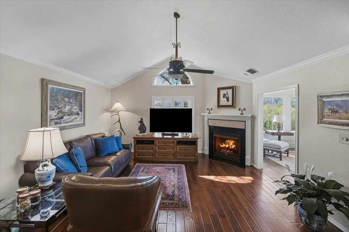 Condominium For Sale in Tarrant County , 6137 Haley Lane, Fort Worth, Texas 76132, 3 Bedroom, 2 Bathroom, 2 Garage spaces, 1,741 Sqft, built in 1998, mls#21409063, Real Estate Agent in Fort Worth, Homes For Sale in Tarrant county, Homes For Sale in Fort Worth, Realtor in Fort Worth Texas, Real Estate Brokerage Independent Realty Texas, Luminita Cordes Realtor