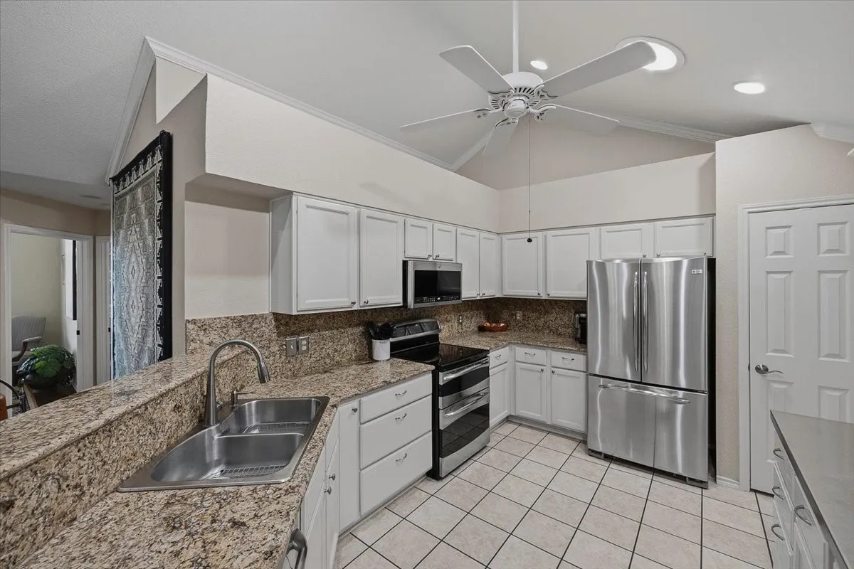 Condominium For Sale in Tarrant County , 6137 Haley Lane, Fort Worth, Texas 76132, 3 Bedroom, 2 Bathroom, 2 Garage spaces, 1,741 Sqft, built in 1998, mls#21409063, Real Estate Agent in Fort Worth, Homes For Sale in Tarrant county, Homes For Sale in Fort Worth, Realtor in Fort Worth Texas, Real Estate Brokerage Independent Realty Texas, Luminita Cordes Realtor