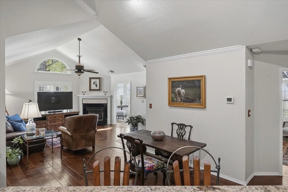 Condominium For Sale in Tarrant County , 6137 Haley Lane, Fort Worth, Texas 76132, 3 Bedroom, 2 Bathroom, 2 Garage spaces, 1,741 Sqft, built in 1998, mls#21409063, Real Estate Agent in Fort Worth, Homes For Sale in Tarrant county, Homes For Sale in Fort Worth, Realtor in Fort Worth Texas, Real Estate Brokerage Independent Realty Texas, Luminita Cordes Realtor