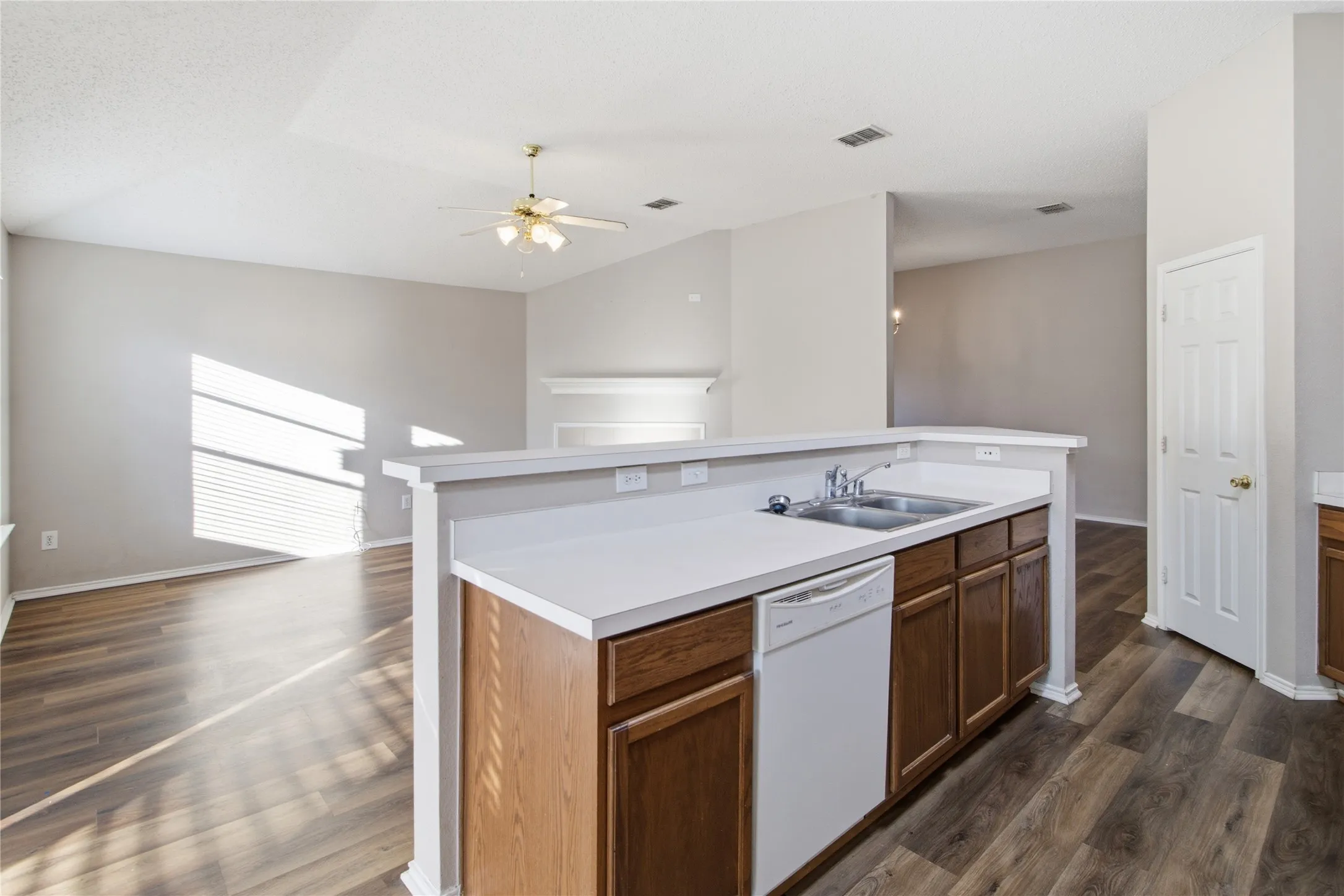 Single Family Residence For Sale in Kaufman County , 2005 Jasmine Court, Forney, Texas 75126, 4 Bedroom, 2 Bathroom, 2 Garage spaces, 1,727 Sqft, built in 2005, mls#21410137, Real Estate Agent in Forney, Homes For Sale in Kaufman county, Homes For Sale in Forney, Realtor in Forney Texas, Real Estate Brokerage Independent Realty Texas, Luminita Cordes Realtor