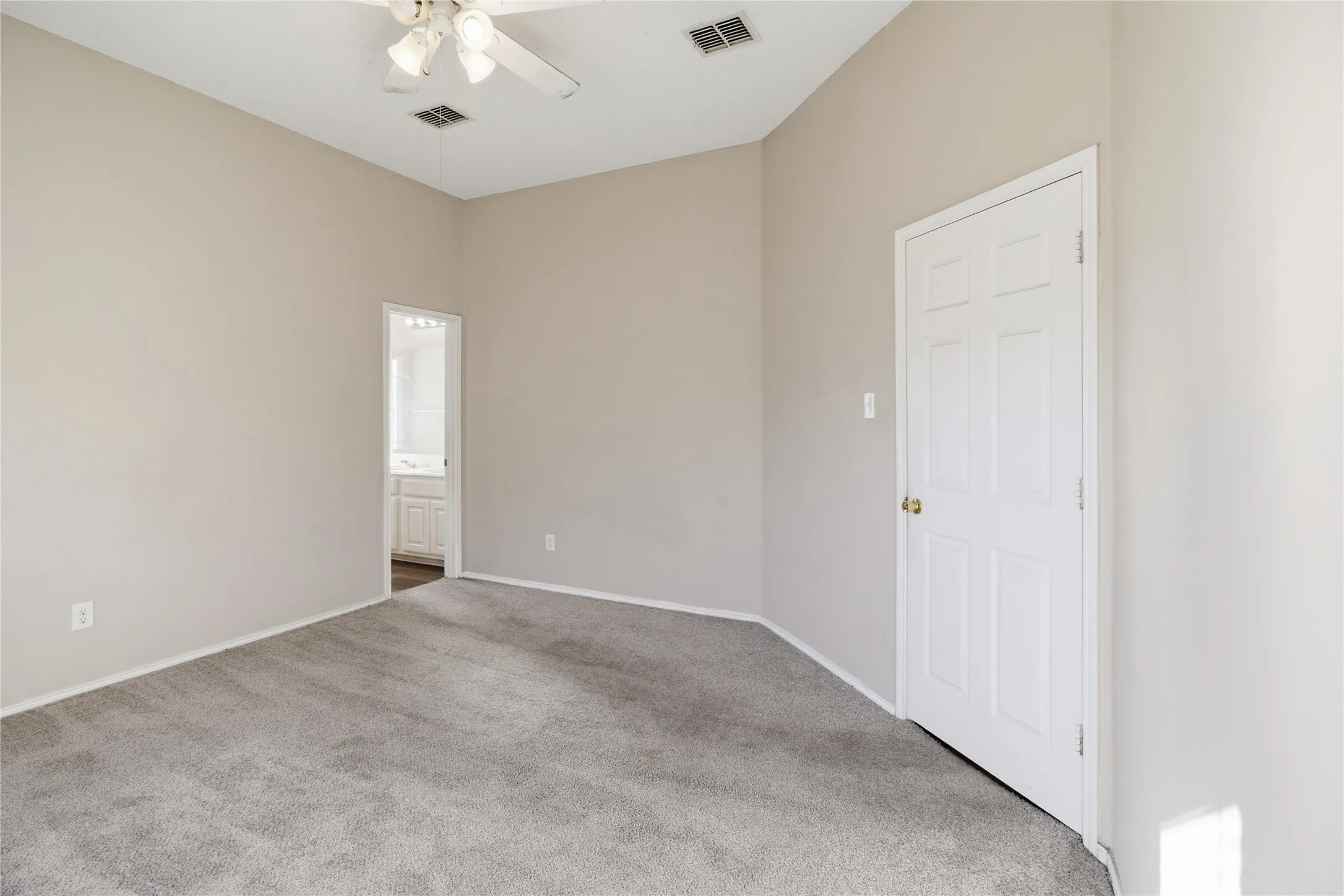 Single Family Residence For Sale in Kaufman County , 2005 Jasmine Court, Forney, Texas 75126, 4 Bedroom, 2 Bathroom, 2 Garage spaces, 1,727 Sqft, built in 2005, mls#21410137, Real Estate Agent in Forney, Homes For Sale in Kaufman county, Homes For Sale in Forney, Realtor in Forney Texas, Real Estate Brokerage Independent Realty Texas, Luminita Cordes Realtor