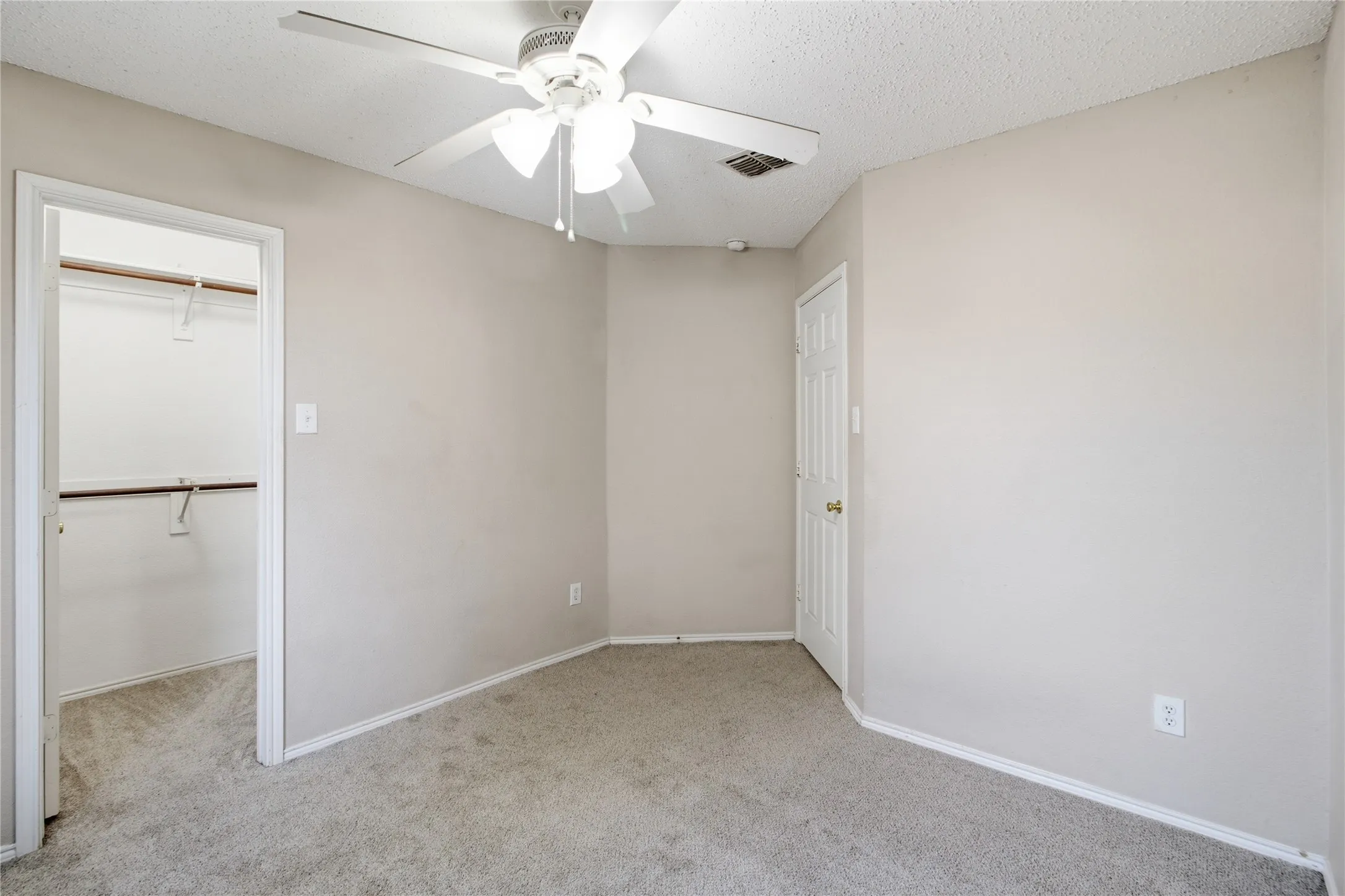 Single Family Residence For Sale in Kaufman County , 2005 Jasmine Court, Forney, Texas 75126, 4 Bedroom, 2 Bathroom, 2 Garage spaces, 1,727 Sqft, built in 2005, mls#21410137, Real Estate Agent in Forney, Homes For Sale in Kaufman county, Homes For Sale in Forney, Realtor in Forney Texas, Real Estate Brokerage Independent Realty Texas, Luminita Cordes Realtor