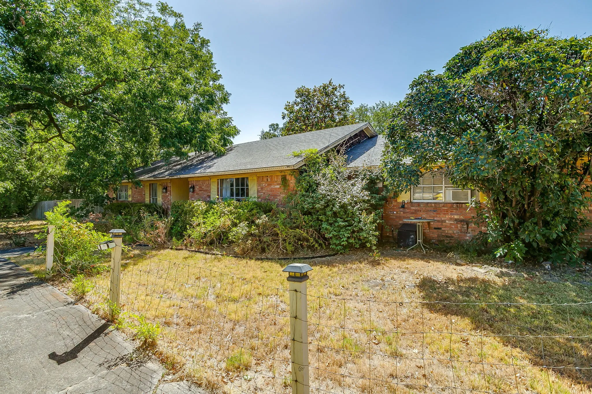Single Family Residence For Sale in Denton County , 4716 E University Drive, Denton, Texas 76208, 4 Bedroom, 3 Bathroom, 2 Garage spaces, 2,777 Sqft, built in 1963, mls#21410033, Real Estate Agent in Denton, Homes For Sale in Denton county, Homes For Sale in Denton, Realtor in Denton Texas, Real Estate Brokerage Independent Realty Texas, Luminita Cordes Realtor