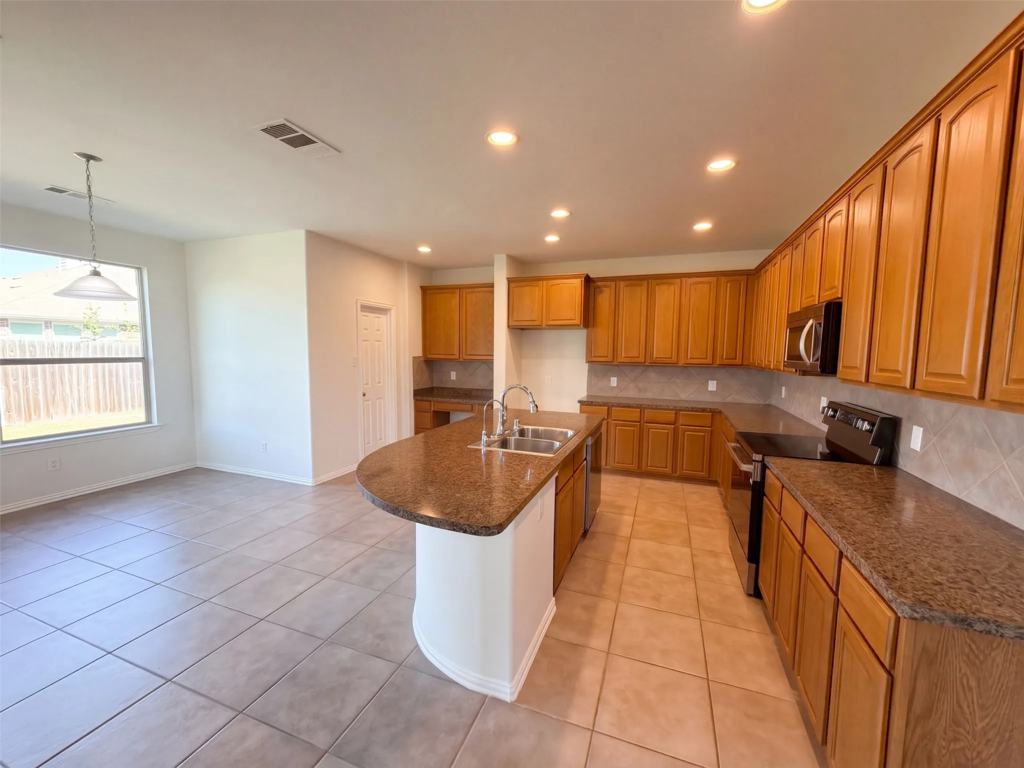 Single Family Residence For Sale in Kaufman County , 2030 Uvalde Drive, Forney, Texas 75126, 5 Bedroom, 3 Bathroom, 3 Garage spaces, 3,568 Sqft, built in 2008, mls#21410155, Real Estate Agent in Forney, Homes For Sale in Kaufman county, Homes For Sale in Forney, Realtor in Forney Texas, Real Estate Brokerage Independent Realty Texas, Luminita Cordes Realtor