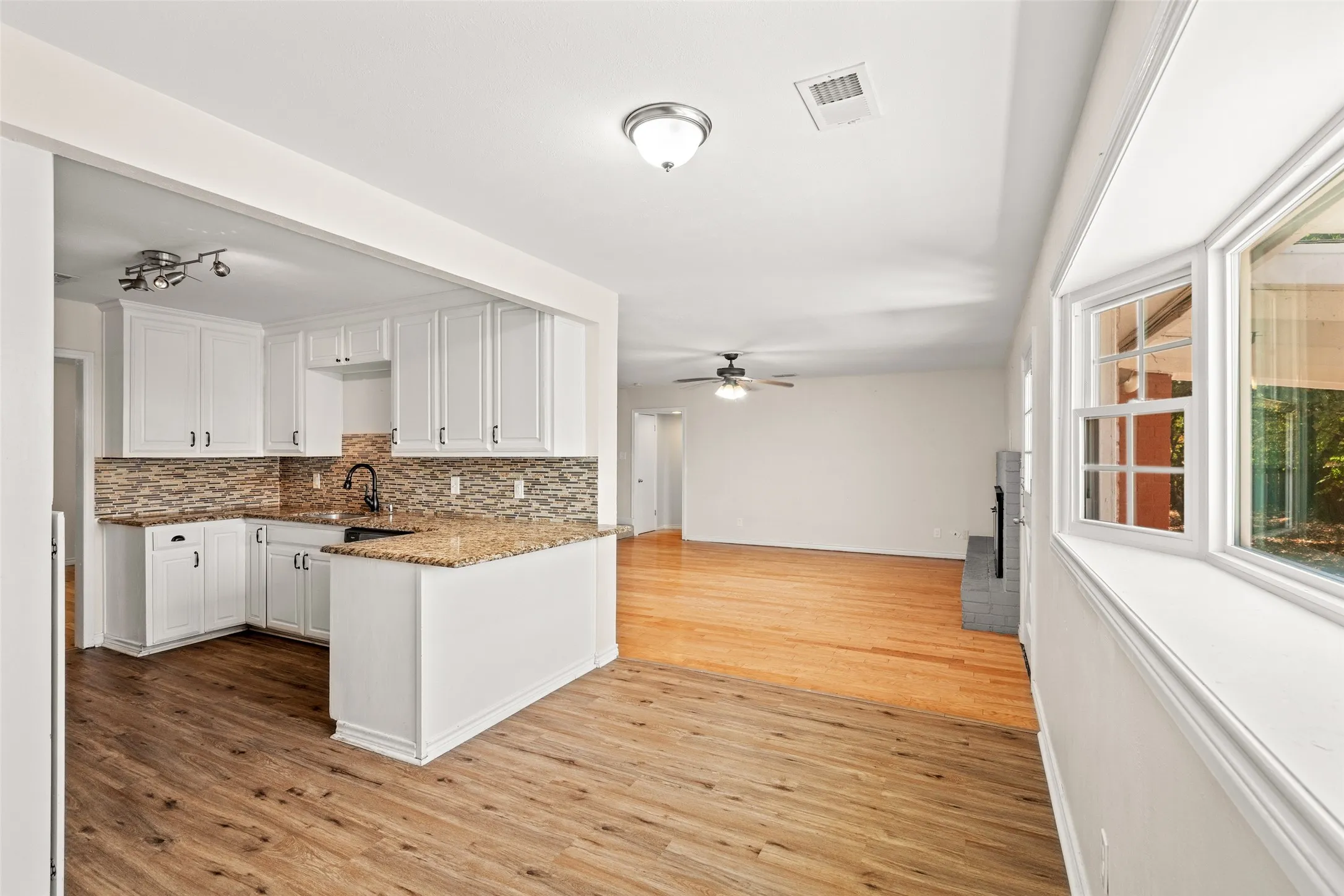 Single Family Residence For Rent in Ellis County , 407 John Arden Drive, Waxahachie, Texas 75165, 4 Bedroom, 3 Bathroom, 2 Garage spaces, 2,428 Sqft, built in 1963, mls#21410172, Real Estate Agent in Waxahachie, Homes For Rent in Ellis county, Homes For Rent in Waxahachie, Realtor in Waxahachie Texas, Real Estate Brokerage Independent Realty Texas, Luminita Cordes Realtor