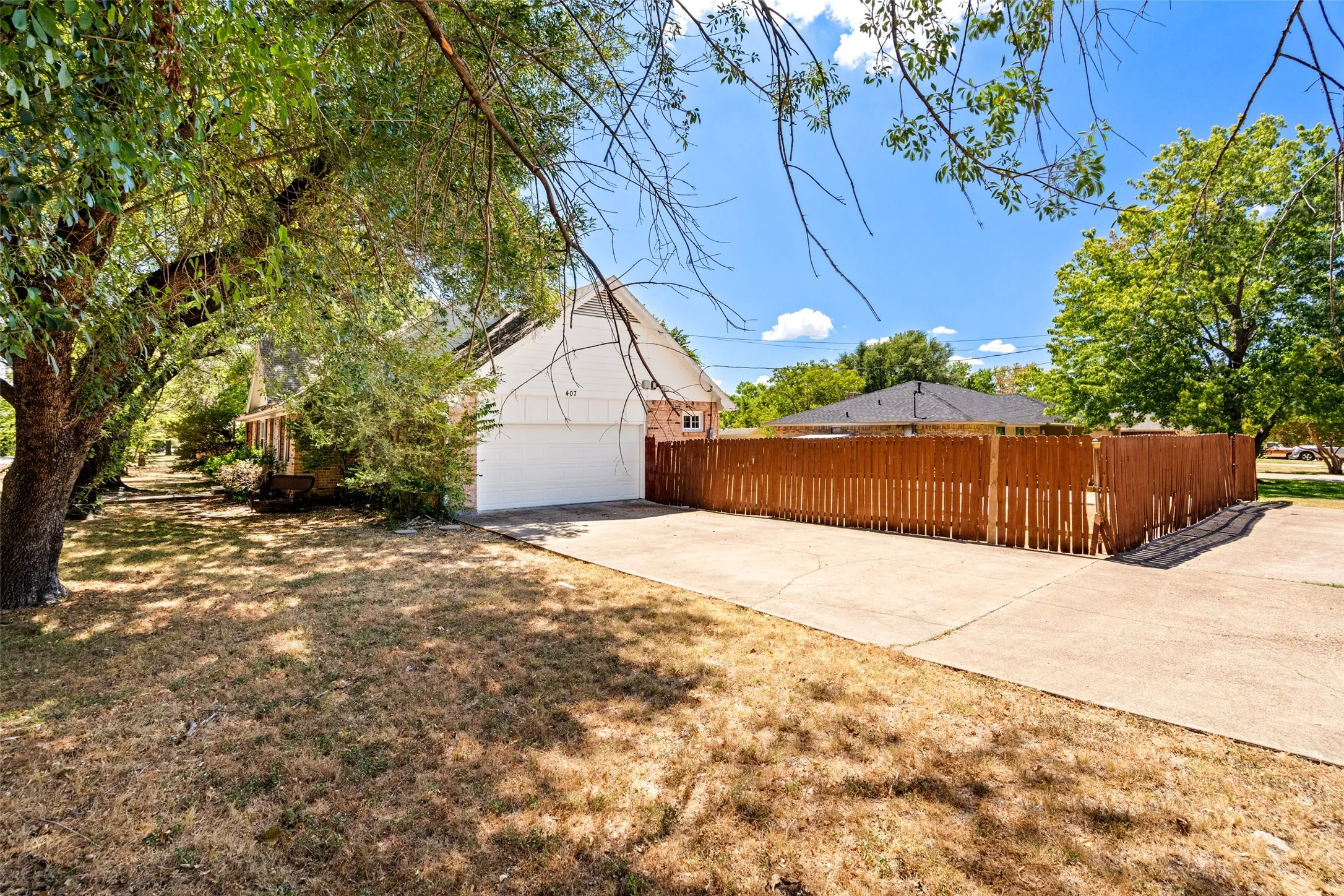 Single Family Residence For Rent in Ellis County , 407 John Arden Drive, Waxahachie, Texas 75165, 4 Bedroom, 3 Bathroom, 2 Garage spaces, 2,428 Sqft, built in 1963, mls#21410172, Real Estate Agent in Waxahachie, Homes For Rent in Ellis county, Homes For Rent in Waxahachie, Realtor in Waxahachie Texas, Real Estate Brokerage Independent Realty Texas, Luminita Cordes Realtor