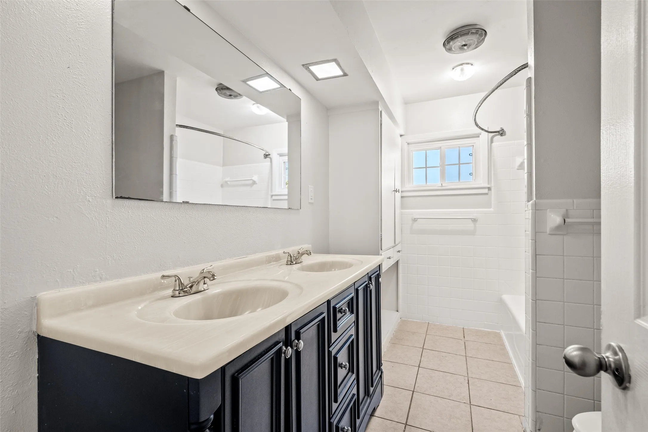 Single Family Residence For Rent in Ellis County , 407 John Arden Drive, Waxahachie, Texas 75165, 4 Bedroom, 3 Bathroom, 2 Garage spaces, 2,428 Sqft, built in 1963, mls#21410172, Real Estate Agent in Waxahachie, Homes For Rent in Ellis county, Homes For Rent in Waxahachie, Realtor in Waxahachie Texas, Real Estate Brokerage Independent Realty Texas, Luminita Cordes Realtor