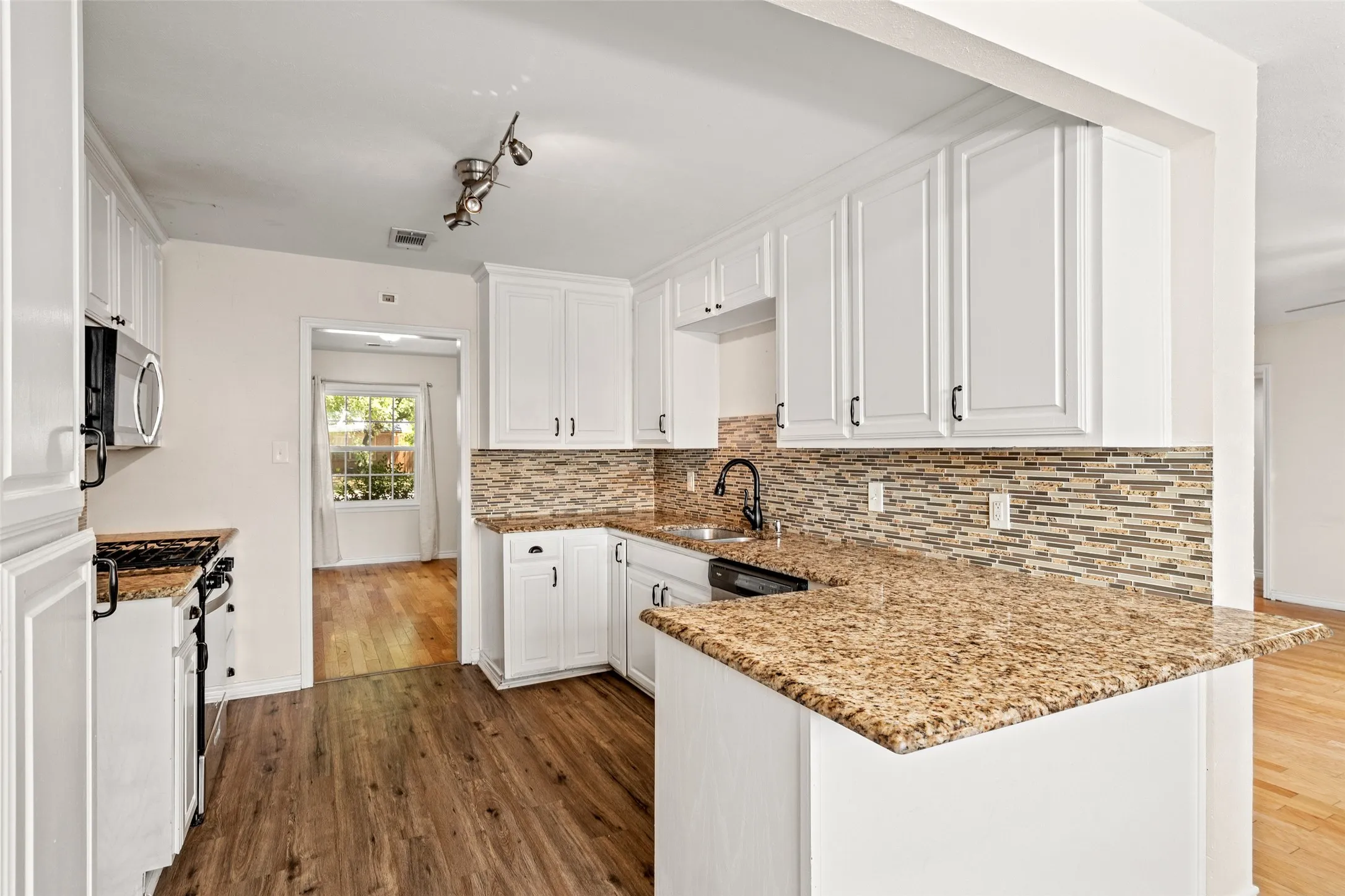 Single Family Residence For Rent in Ellis County , 407 John Arden Drive, Waxahachie, Texas 75165, 4 Bedroom, 3 Bathroom, 2 Garage spaces, 2,428 Sqft, built in 1963, mls#21410172, Real Estate Agent in Waxahachie, Homes For Rent in Ellis county, Homes For Rent in Waxahachie, Realtor in Waxahachie Texas, Real Estate Brokerage Independent Realty Texas, Luminita Cordes Realtor