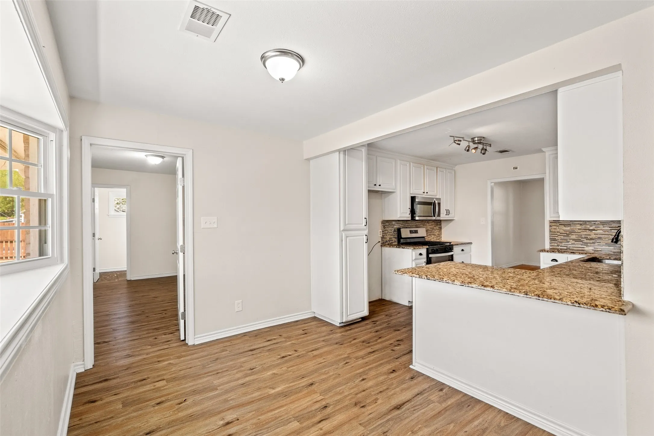 Single Family Residence For Rent in Ellis County , 407 John Arden Drive, Waxahachie, Texas 75165, 4 Bedroom, 3 Bathroom, 2 Garage spaces, 2,428 Sqft, built in 1963, mls#21410172, Real Estate Agent in Waxahachie, Homes For Rent in Ellis county, Homes For Rent in Waxahachie, Realtor in Waxahachie Texas, Real Estate Brokerage Independent Realty Texas, Luminita Cordes Realtor