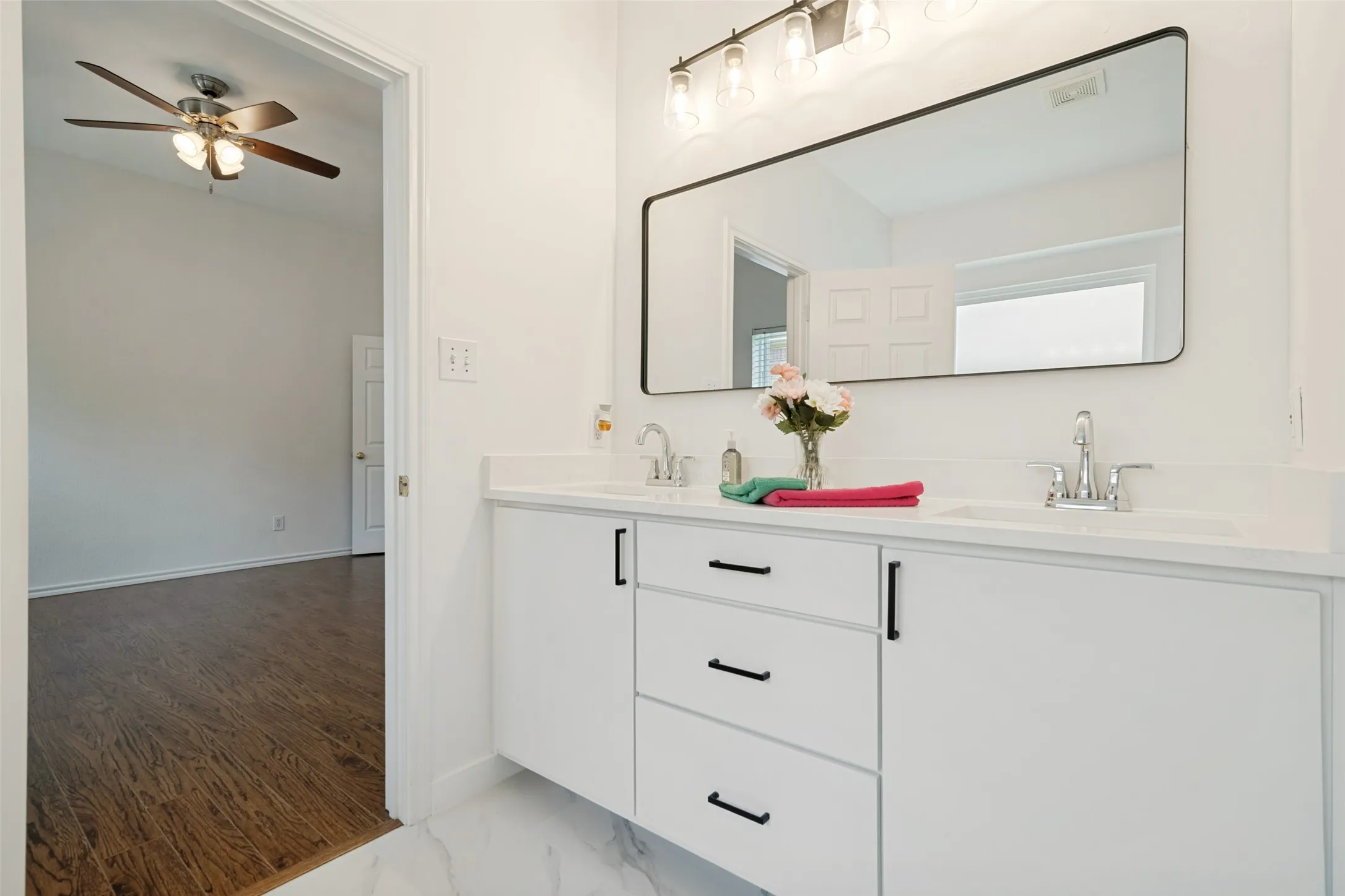 Single Family Residence For Rent in Collin County , 6924 Harvey Lane, Plano, Texas 75023, 3 Bedroom, 3 Bathroom, 2 Garage spaces, 1,924 Sqft, built in 1996, mls#21410173, Real Estate Agent in Plano, Homes For Rent in Collin county, Homes For Rent in Plano, Realtor in Plano Texas, Real Estate Brokerage Independent Realty Texas, Luminita Cordes Realtor