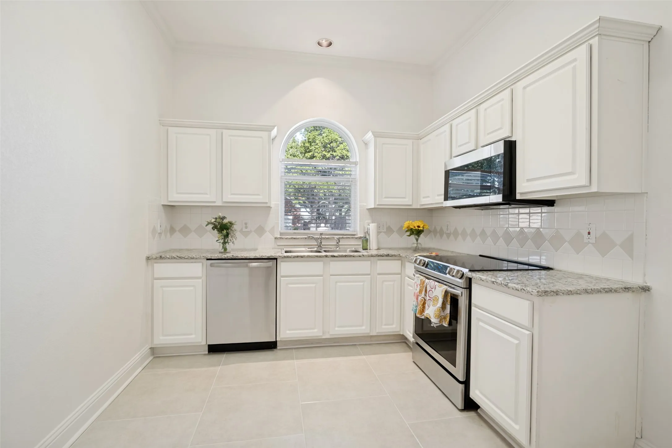 Single Family Residence For Rent in Collin County , 6924 Harvey Lane, Plano, Texas 75023, 3 Bedroom, 3 Bathroom, 2 Garage spaces, 1,924 Sqft, built in 1996, mls#21410173, Real Estate Agent in Plano, Homes For Rent in Collin county, Homes For Rent in Plano, Realtor in Plano Texas, Real Estate Brokerage Independent Realty Texas, Luminita Cordes Realtor