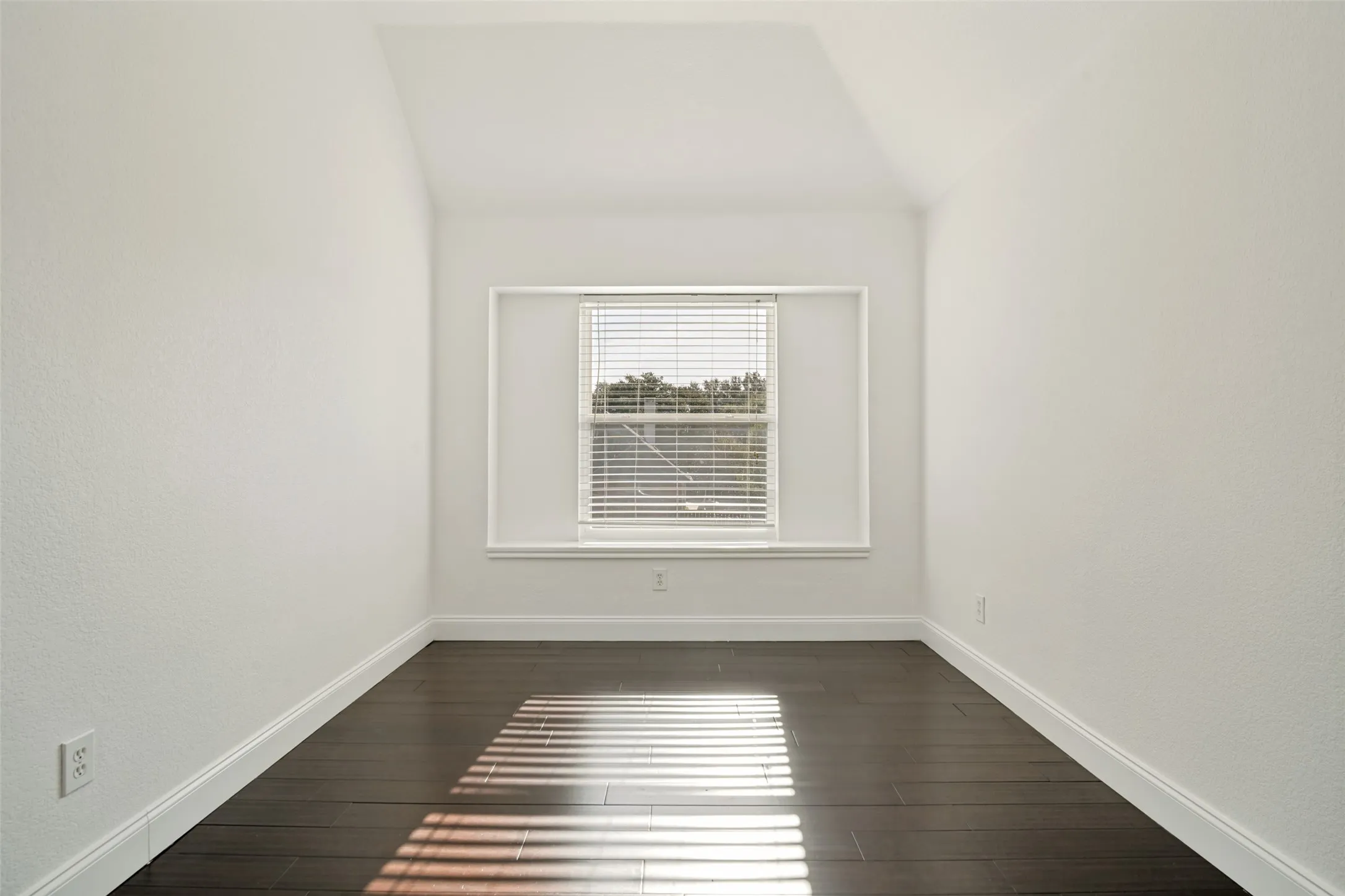 Single Family Residence For Rent in Collin County , 6924 Harvey Lane, Plano, Texas 75023, 3 Bedroom, 3 Bathroom, 2 Garage spaces, 1,924 Sqft, built in 1996, mls#21410173, Real Estate Agent in Plano, Homes For Rent in Collin county, Homes For Rent in Plano, Realtor in Plano Texas, Real Estate Brokerage Independent Realty Texas, Luminita Cordes Realtor
