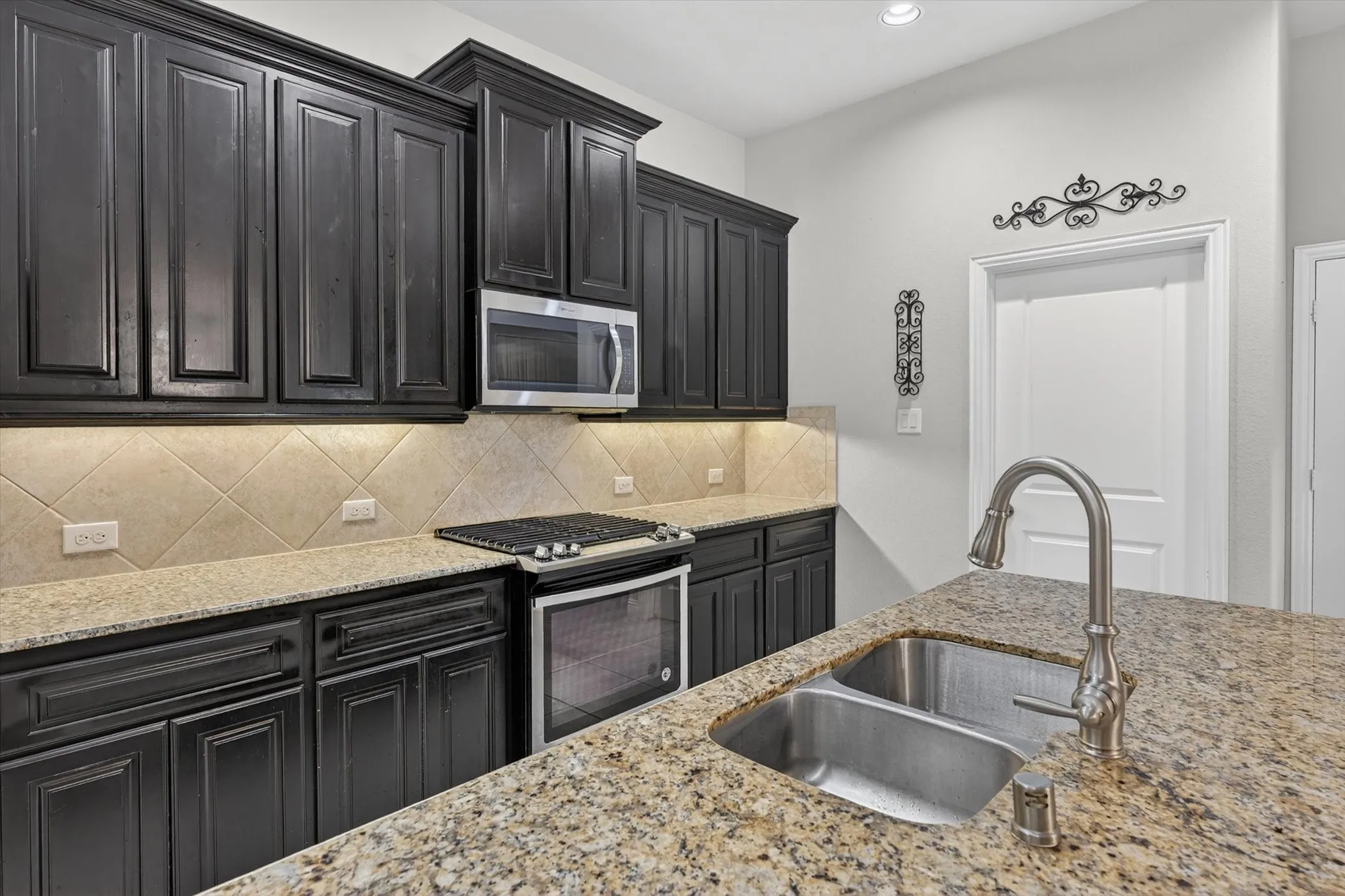Single Family Residence For Sale in Collin County , 2728 Country Church Road, Mc Kinney, Texas 75071, 4 Bedroom, 4 Bathroom, 2 Garage spaces, 3,337 Sqft, built in 2018, mls#21410175, Real Estate Agent in Mc Kinney, Homes For Sale in Collin county, Homes For Sale in Mc Kinney, Realtor in Mc Kinney Texas, Real Estate Brokerage Independent Realty Texas, Luminita Cordes Realtor