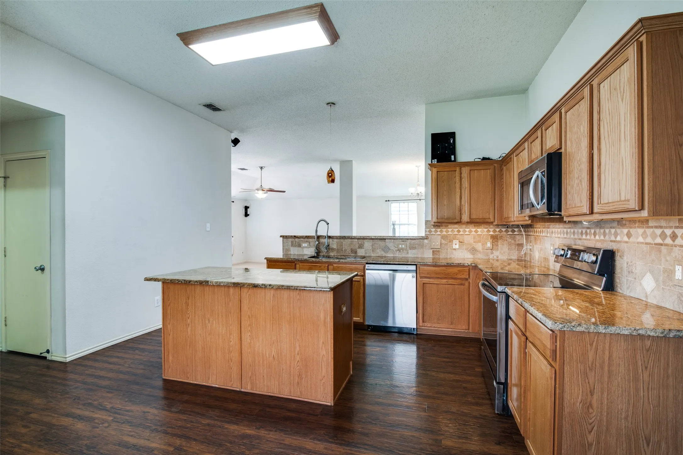 Single Family Residence For Sale in Rockwall County , 1604 Brice Drive, Royse City, Texas 75189, 3 Bedroom, 2 Bathroom, 2 Garage spaces, 1,811 Sqft, built in 2004, mls#21409230, Real Estate Agent in Royse City, Homes For Sale in Rockwall county, Homes For Sale in Royse City, Realtor in Royse City Texas, Real Estate Brokerage Independent Realty Texas, Luminita Cordes Realtor