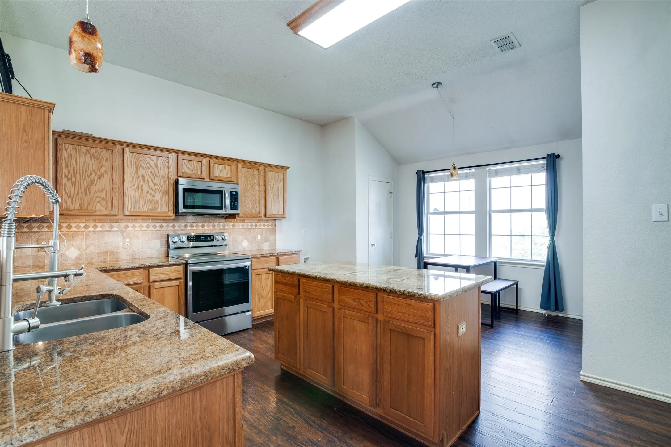 Single Family Residence For Sale in Rockwall County , 1604 Brice Drive, Royse City, Texas 75189, 3 Bedroom, 2 Bathroom, 2 Garage spaces, 1,811 Sqft, built in 2004, mls#21409230, Real Estate Agent in Royse City, Homes For Sale in Rockwall county, Homes For Sale in Royse City, Realtor in Royse City Texas, Real Estate Brokerage Independent Realty Texas, Luminita Cordes Realtor