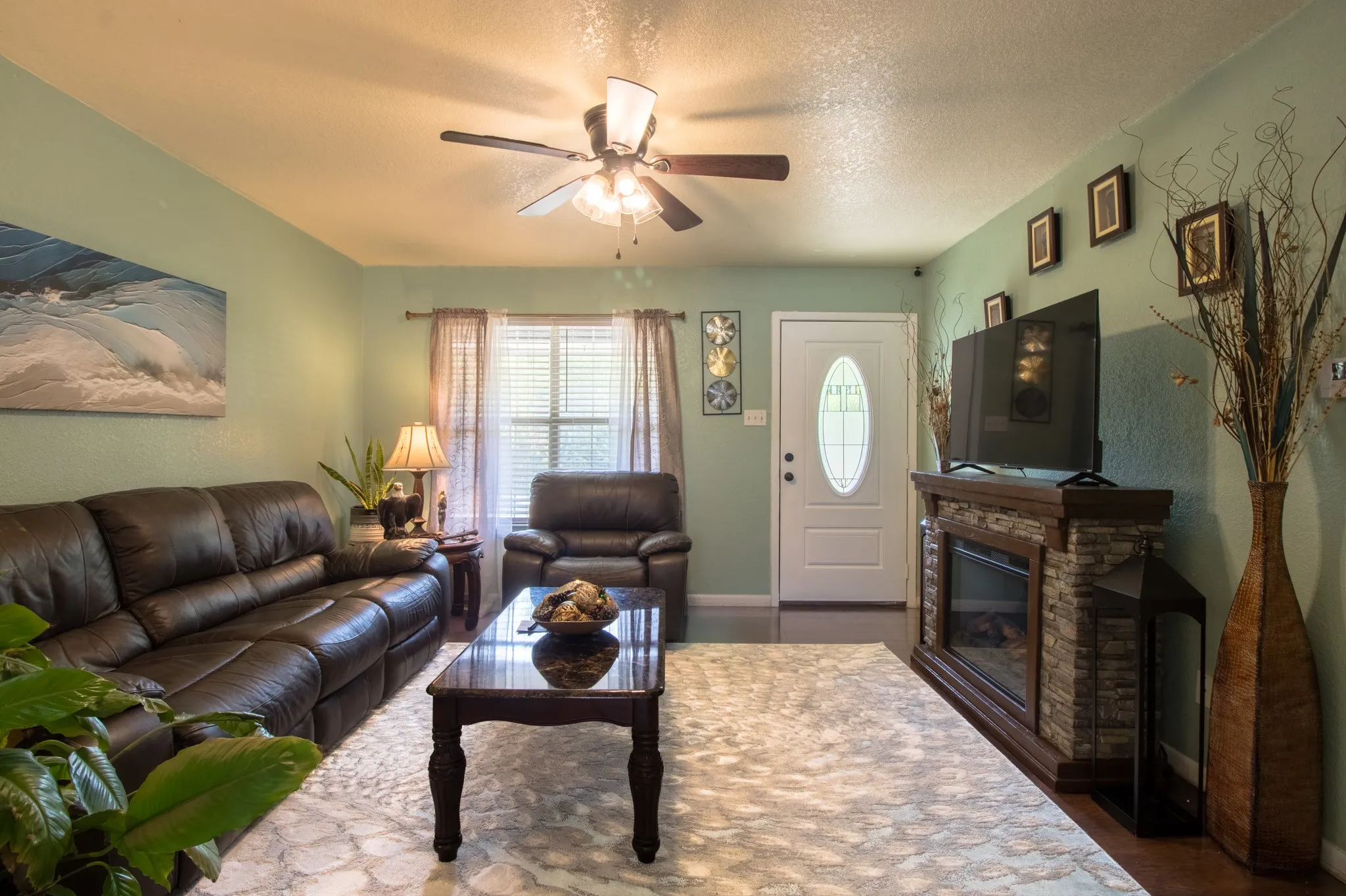 Single Family Residence For Sale in Kaufman County , 807 E 10th Street, Kemp, Texas 75143, 3 Bedroom, 2 Bathroom, 1 Garage spaces, 1,152 Sqft, built in 2003, mls#21405263, Real Estate Agent in Kemp, Homes For Sale in Kaufman county, Homes For Sale in Kemp, Realtor in Kemp Texas, Real Estate Brokerage Independent Realty Texas, Luminita Cordes Realtor