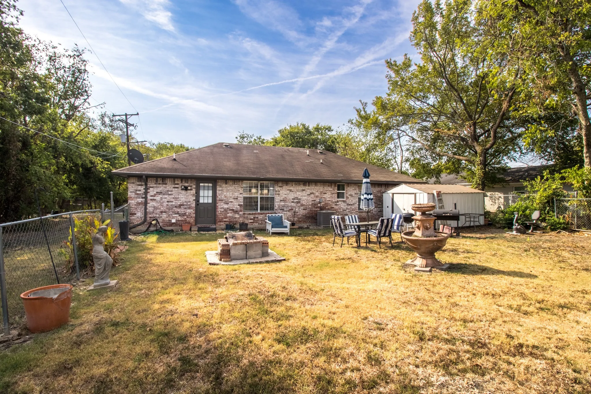 Single Family Residence For Sale in Kaufman County , 807 E 10th Street, Kemp, Texas 75143, 3 Bedroom, 2 Bathroom, 1 Garage spaces, 1,152 Sqft, built in 2003, mls#21405263, Real Estate Agent in Kemp, Homes For Sale in Kaufman county, Homes For Sale in Kemp, Realtor in Kemp Texas, Real Estate Brokerage Independent Realty Texas, Luminita Cordes Realtor