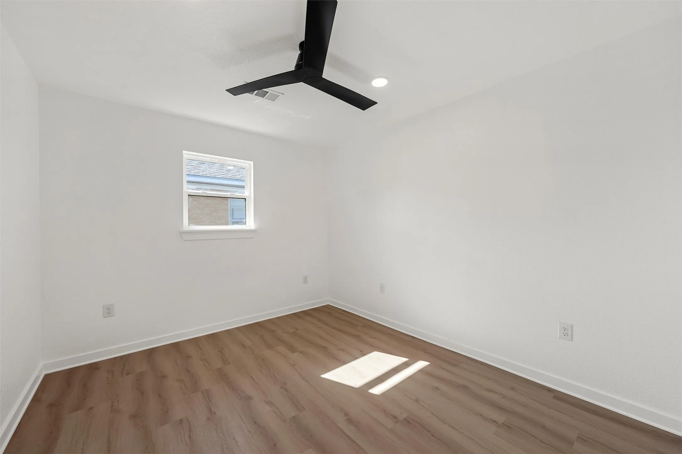 Single Family Residence For Sale in Mc Lennan County , 1116 N 44th Street, Waco, Texas 76710, 3 Bedroom, 2 Bathroom, 1 Garage spaces, 1,407 Sqft, built in 1952, mls#21410171, Real Estate Agent in Waco, Homes For Sale in Mc Lennan county, Homes For Sale in Waco, Realtor in Waco Texas, Real Estate Brokerage Independent Realty Texas, Luminita Cordes Realtor