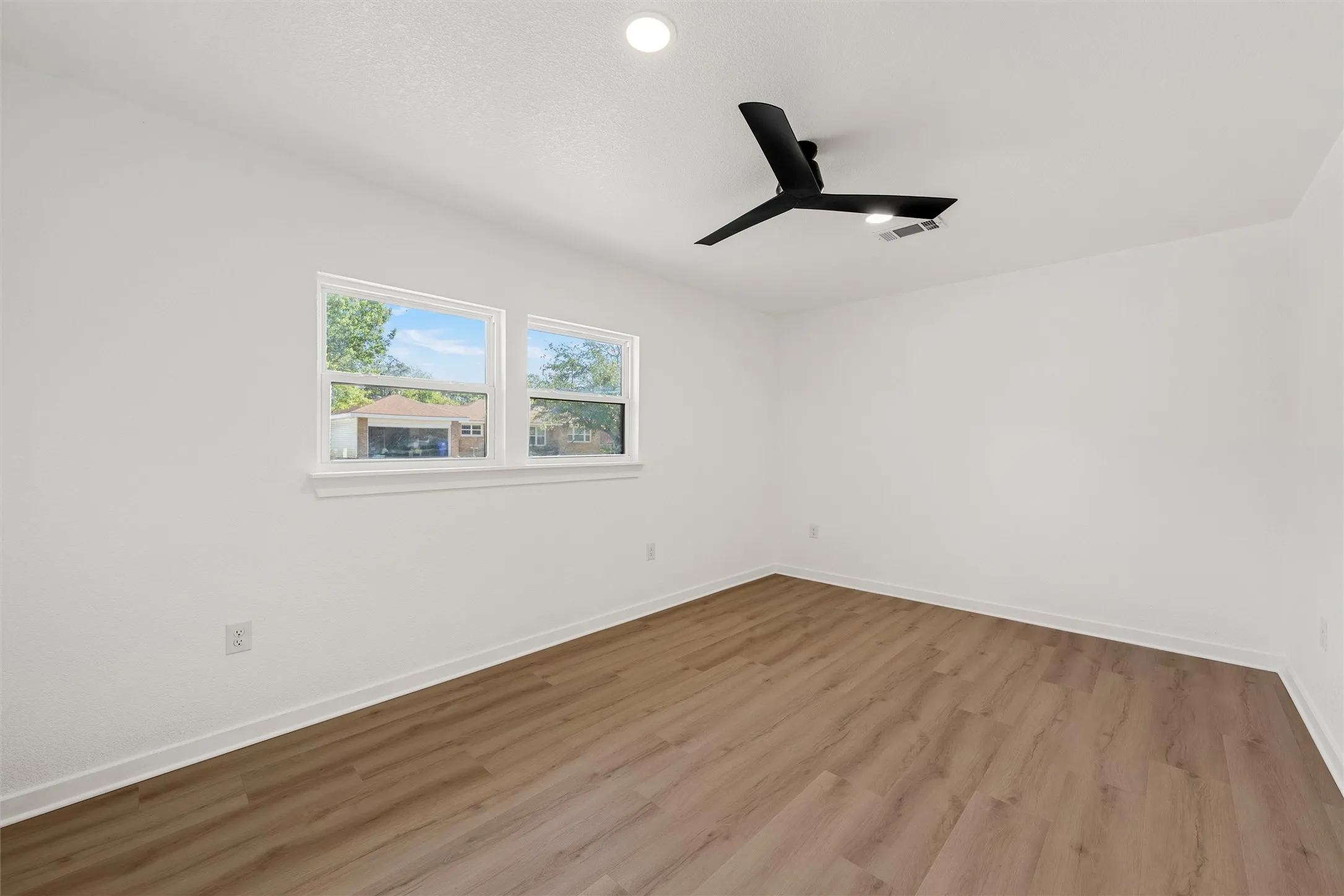 Single Family Residence For Sale in Mc Lennan County , 1116 N 44th Street, Waco, Texas 76710, 3 Bedroom, 2 Bathroom, 1 Garage spaces, 1,407 Sqft, built in 1952, mls#21410171, Real Estate Agent in Waco, Homes For Sale in Mc Lennan county, Homes For Sale in Waco, Realtor in Waco Texas, Real Estate Brokerage Independent Realty Texas, Luminita Cordes Realtor