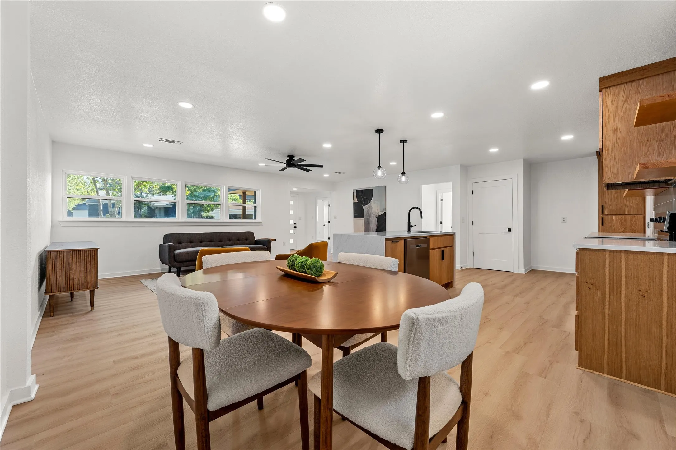 Single Family Residence For Sale in Mc Lennan County , 1116 N 44th Street, Waco, Texas 76710, 3 Bedroom, 2 Bathroom, 1 Garage spaces, 1,407 Sqft, built in 1952, mls#21410171, Real Estate Agent in Waco, Homes For Sale in Mc Lennan county, Homes For Sale in Waco, Realtor in Waco Texas, Real Estate Brokerage Independent Realty Texas, Luminita Cordes Realtor