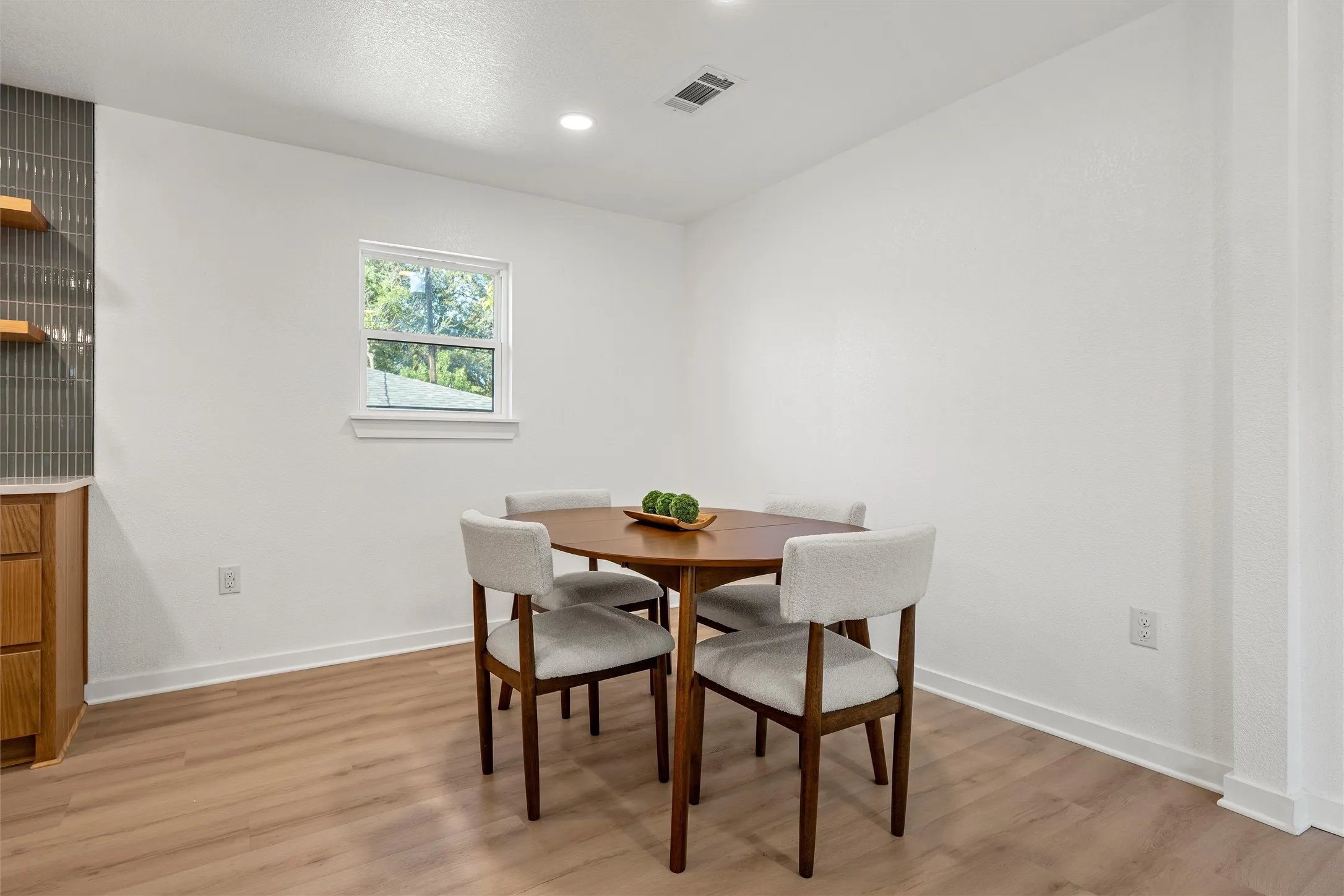 Single Family Residence For Sale in Mc Lennan County , 1116 N 44th Street, Waco, Texas 76710, 3 Bedroom, 2 Bathroom, 1 Garage spaces, 1,407 Sqft, built in 1952, mls#21410171, Real Estate Agent in Waco, Homes For Sale in Mc Lennan county, Homes For Sale in Waco, Realtor in Waco Texas, Real Estate Brokerage Independent Realty Texas, Luminita Cordes Realtor