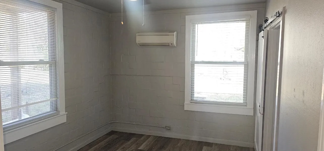 Quadruplex For Sale in Denton County , 2615 N Elm Street, Denton, Texas 76201, 6 Bedroom, 4 Bathroom, Garage spaces, 0 Sqft, built in 1947, mls#21408264, Real Estate Agent in Denton, Homes For Sale in Denton county, Homes For Sale in Denton, Realtor in Denton Texas, Real Estate Brokerage Independent Realty Texas, Luminita Cordes Realtor