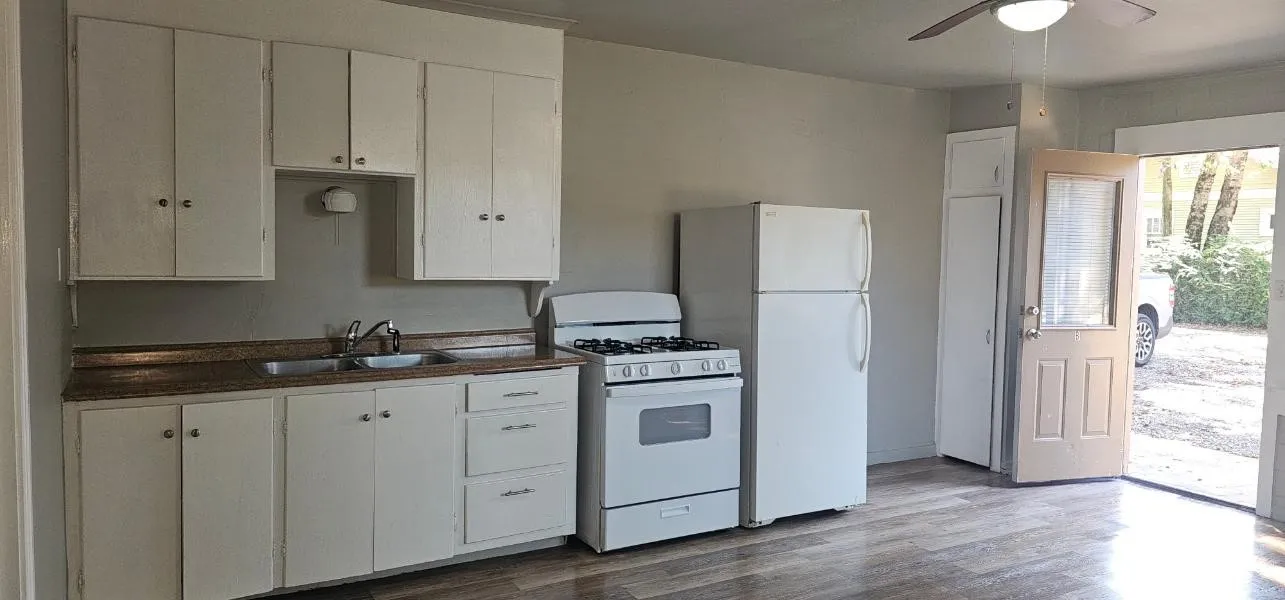 Quadruplex For Sale in Denton County , 2615 N Elm Street, Denton, Texas 76201, 6 Bedroom, 4 Bathroom, Garage spaces, 0 Sqft, built in 1947, mls#21408264, Real Estate Agent in Denton, Homes For Sale in Denton county, Homes For Sale in Denton, Realtor in Denton Texas, Real Estate Brokerage Independent Realty Texas, Luminita Cordes Realtor