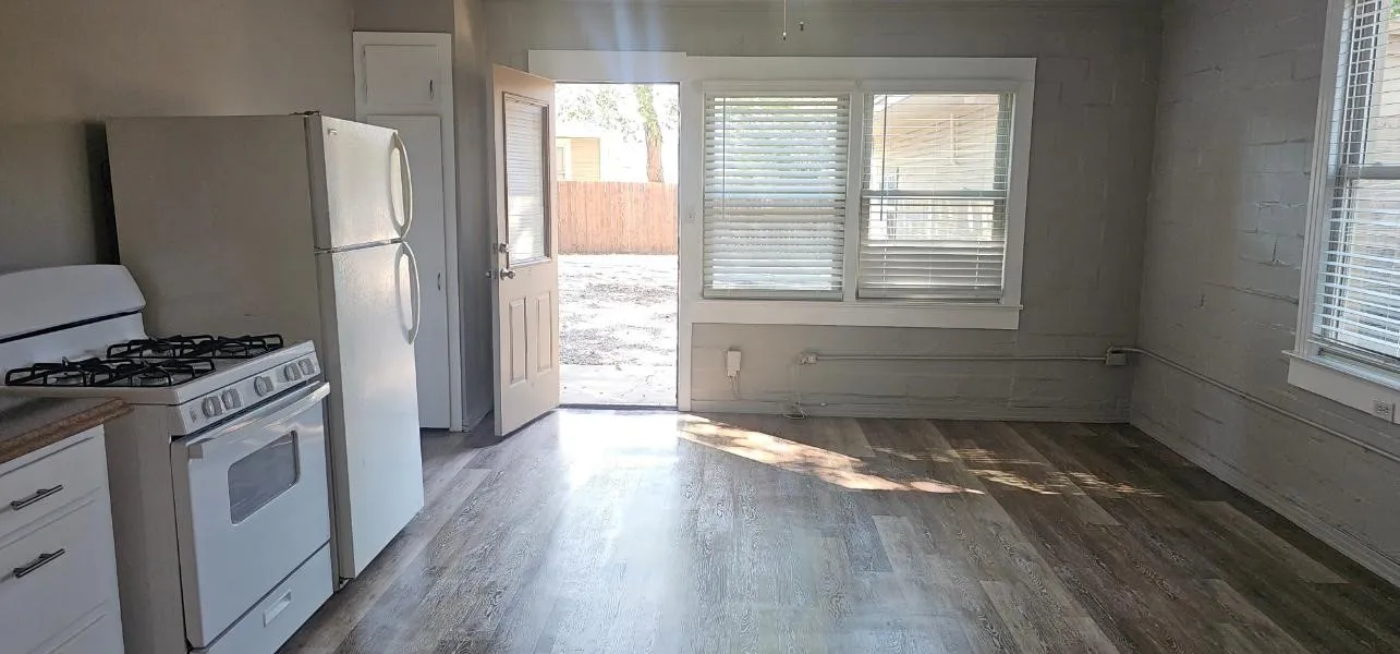 Quadruplex For Sale in Denton County , 2615 N Elm Street, Denton, Texas 76201, 6 Bedroom, 4 Bathroom, Garage spaces, 0 Sqft, built in 1947, mls#21408264, Real Estate Agent in Denton, Homes For Sale in Denton county, Homes For Sale in Denton, Realtor in Denton Texas, Real Estate Brokerage Independent Realty Texas, Luminita Cordes Realtor