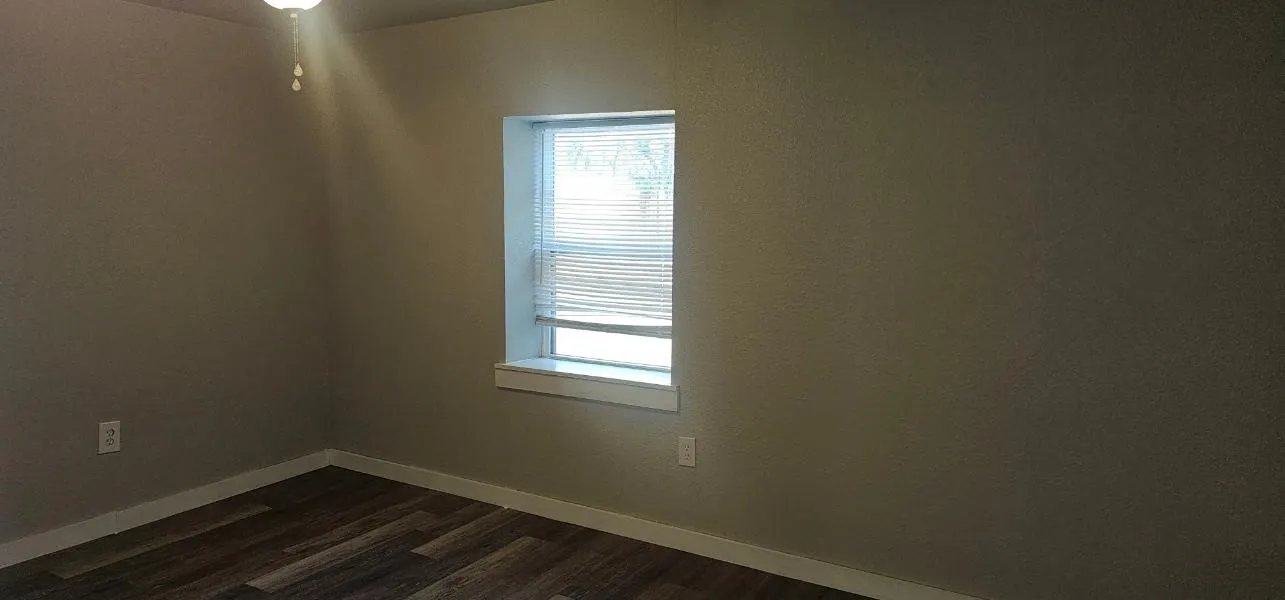Quadruplex For Sale in Denton County , 2615 N Elm Street, Denton, Texas 76201, 6 Bedroom, 4 Bathroom, Garage spaces, 0 Sqft, built in 1947, mls#21408264, Real Estate Agent in Denton, Homes For Sale in Denton county, Homes For Sale in Denton, Realtor in Denton Texas, Real Estate Brokerage Independent Realty Texas, Luminita Cordes Realtor