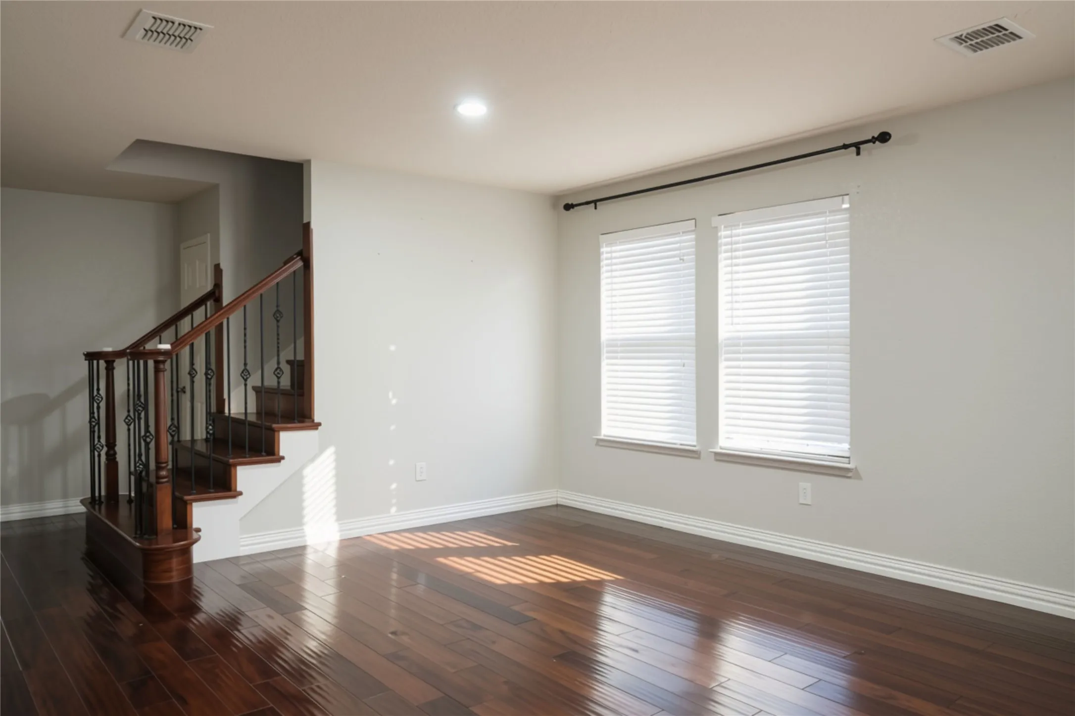 Single Family Residence For Rent in Dallas County , 5440 Kleberg Drive, Grand Prairie, Texas 75052, 3 Bedroom, 3 Bathroom, 2 Garage spaces, 2,964 Sqft, built in 2006, mls#21410201, Real Estate Agent in Grand Prairie, Homes For Rent in Dallas county, Homes For Rent in Grand Prairie, Realtor in Grand Prairie Texas, Real Estate Brokerage Independent Realty Texas, Luminita Cordes Realtor