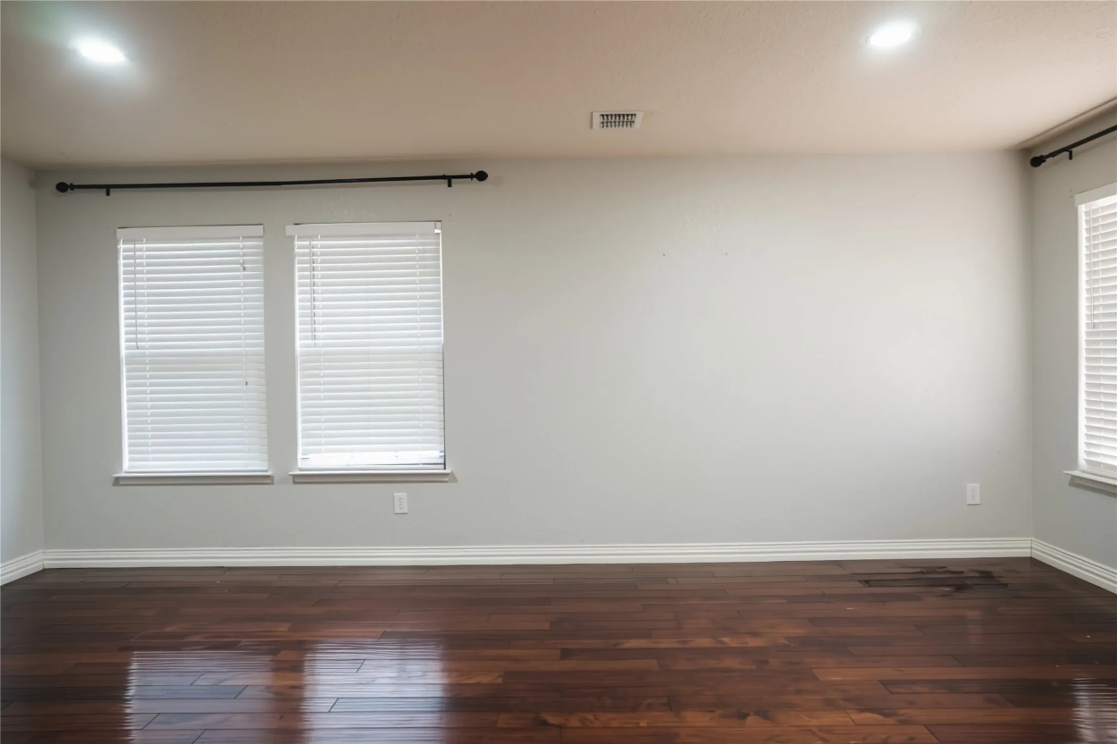 Single Family Residence For Rent in Dallas County , 5440 Kleberg Drive, Grand Prairie, Texas 75052, 3 Bedroom, 3 Bathroom, 2 Garage spaces, 2,964 Sqft, built in 2006, mls#21410201, Real Estate Agent in Grand Prairie, Homes For Rent in Dallas county, Homes For Rent in Grand Prairie, Realtor in Grand Prairie Texas, Real Estate Brokerage Independent Realty Texas, Luminita Cordes Realtor