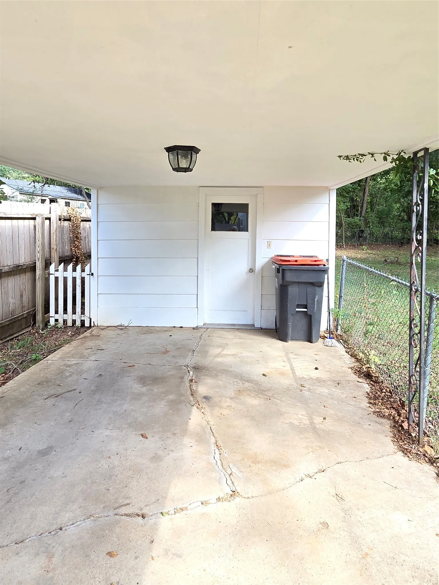 Single Family Residence For Sale in Lamar County , 831 SE 18th Street, Paris, Texas 75460, 2 Bedroom, 1 Bathroom, Garage spaces, 940 Sqft, built in 0, mls#21406548, Real Estate Agent in Paris, Homes For Sale in Lamar county, Homes For Sale in Paris, Realtor in Paris Texas, Real Estate Brokerage Independent Realty Texas, Luminita Cordes Realtor