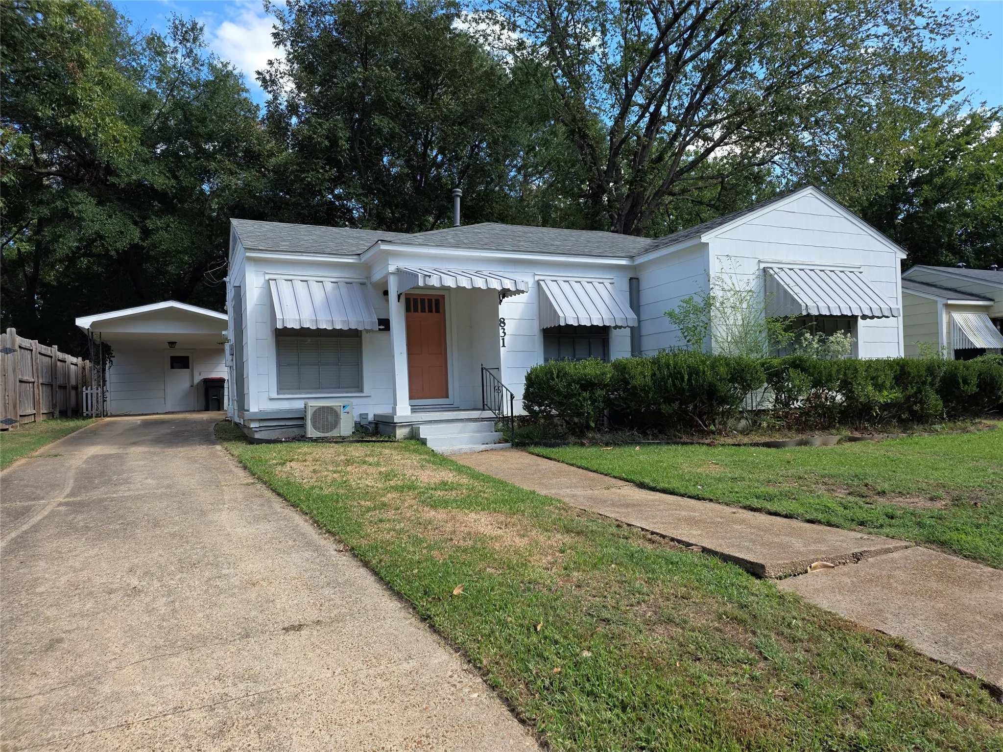 Single Family Residence For Sale in Lamar County , 831 SE 18th Street, Paris, Texas 75460, 2 Bedroom, 1 Bathroom, Garage spaces, 940 Sqft, built in 0, mls#21406548, Real Estate Agent in Paris, Homes For Sale in Lamar county, Homes For Sale in Paris, Realtor in Paris Texas, Real Estate Brokerage Independent Realty Texas, Luminita Cordes Realtor