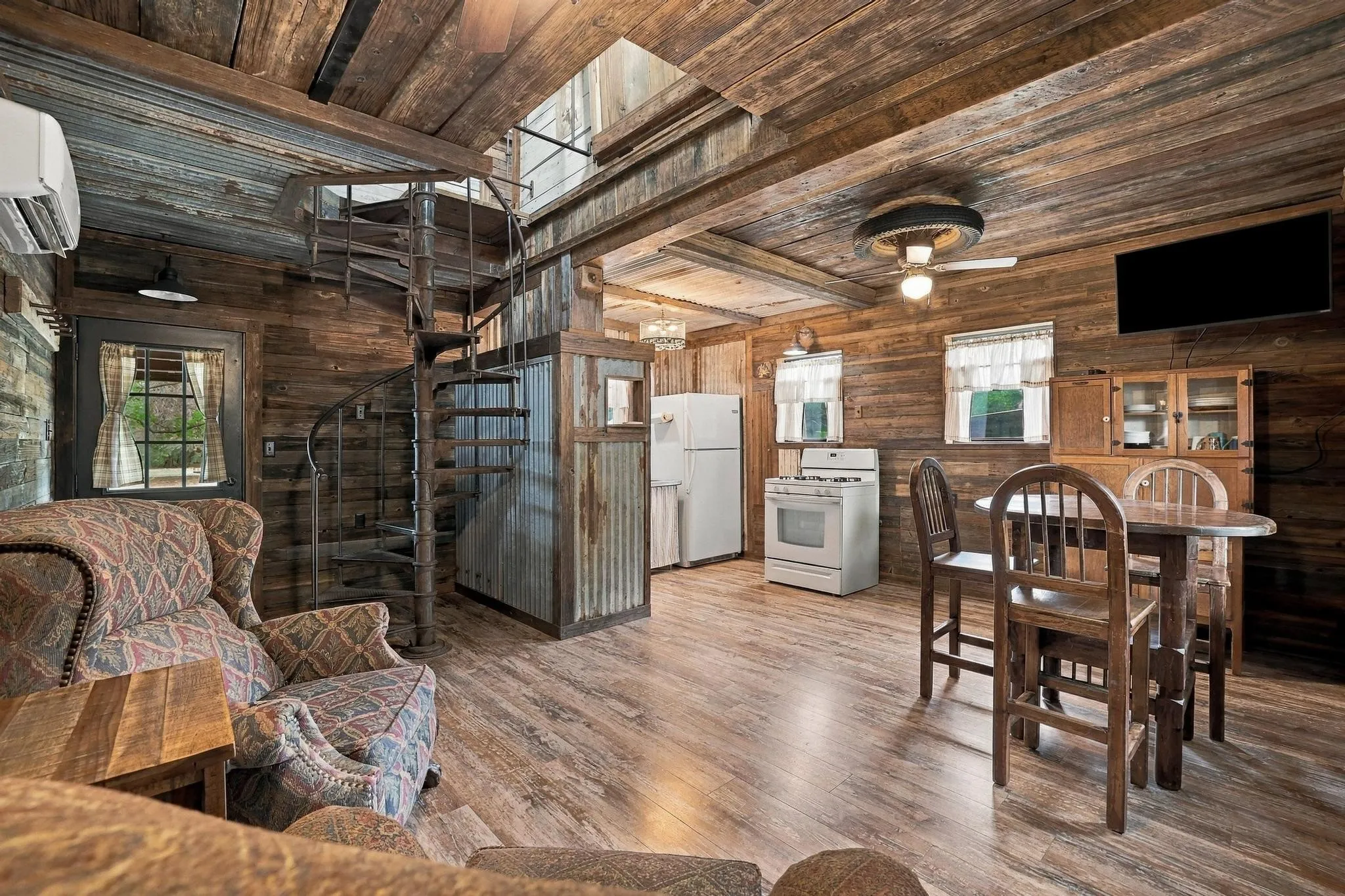 Single Family Residence For Sale in Fannin County , 351 County Road 2274, Telephone, Texas 75488, 2 Bedroom, 1 Bathroom, Garage spaces, 840 Sqft, built in 1987, mls#21392130, Real Estate Agent in Telephone, Homes For Sale in Fannin county, Homes For Sale in Telephone, Realtor in Telephone Texas, Real Estate Brokerage Independent Realty Texas, Luminita Cordes Realtor