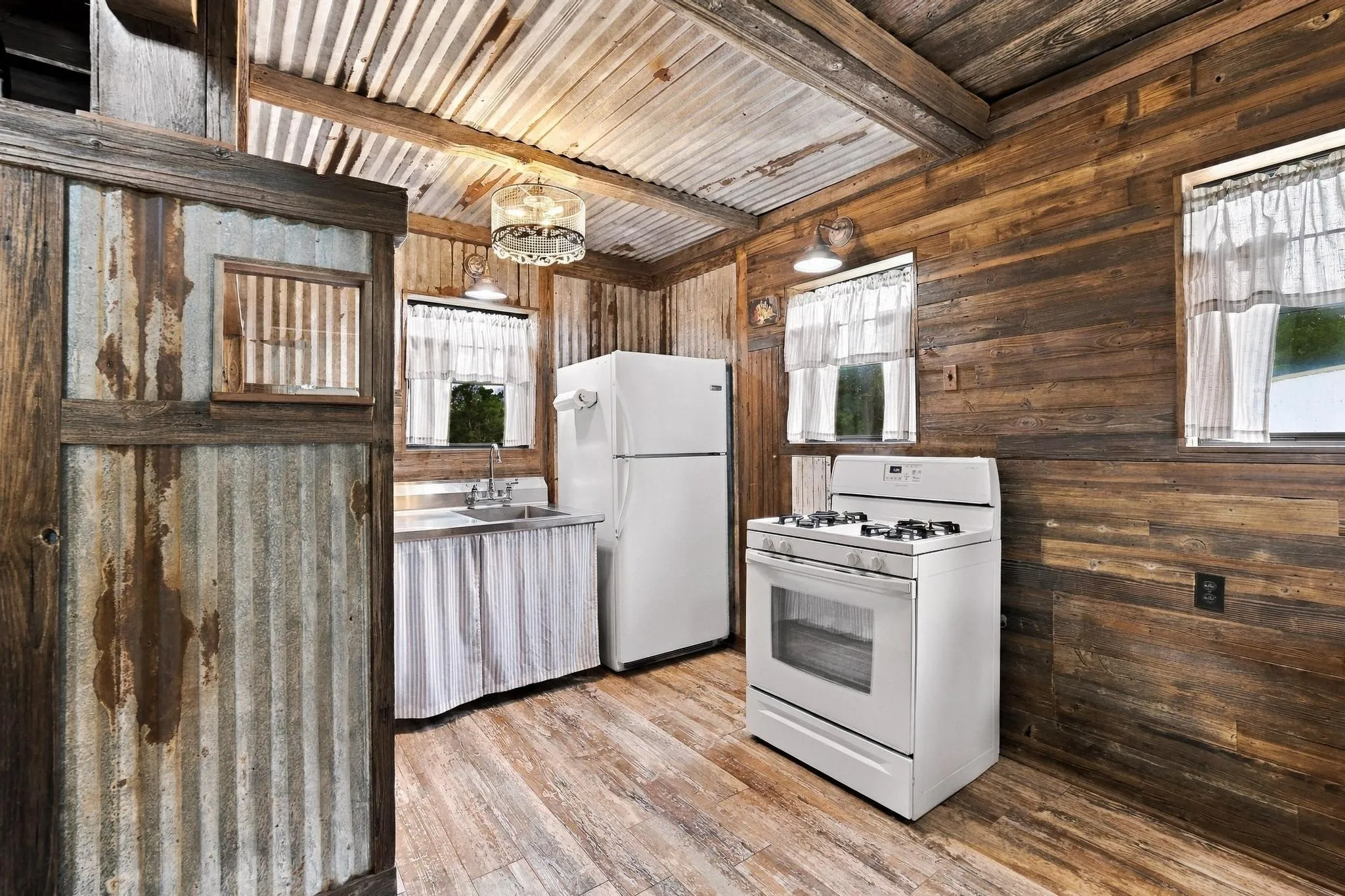 Single Family Residence For Sale in Fannin County , 351 County Road 2274, Telephone, Texas 75488, 2 Bedroom, 1 Bathroom, Garage spaces, 840 Sqft, built in 1987, mls#21392130, Real Estate Agent in Telephone, Homes For Sale in Fannin county, Homes For Sale in Telephone, Realtor in Telephone Texas, Real Estate Brokerage Independent Realty Texas, Luminita Cordes Realtor