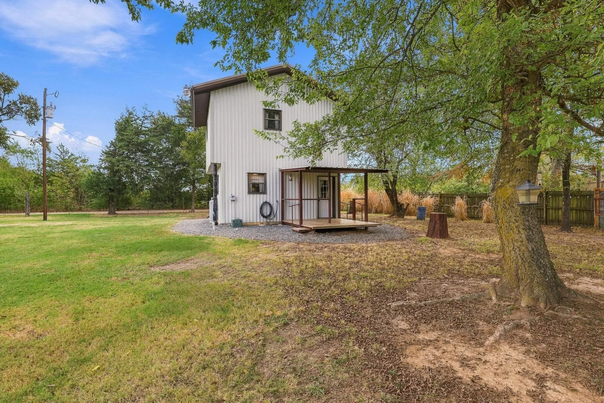 Single Family Residence For Sale in Fannin County , 351 County Road 2274, Telephone, Texas 75488, 2 Bedroom, 1 Bathroom, Garage spaces, 840 Sqft, built in 1987, mls#21392130, Real Estate Agent in Telephone, Homes For Sale in Fannin county, Homes For Sale in Telephone, Realtor in Telephone Texas, Real Estate Brokerage Independent Realty Texas, Luminita Cordes Realtor