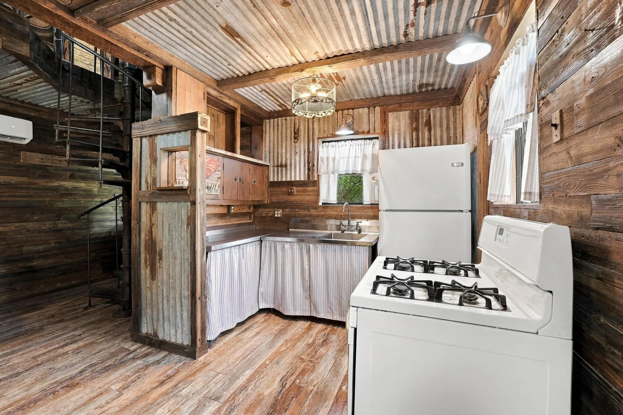 Single Family Residence For Sale in Fannin County , 351 County Road 2274, Telephone, Texas 75488, 2 Bedroom, 1 Bathroom, Garage spaces, 840 Sqft, built in 1987, mls#21392130, Real Estate Agent in Telephone, Homes For Sale in Fannin county, Homes For Sale in Telephone, Realtor in Telephone Texas, Real Estate Brokerage Independent Realty Texas, Luminita Cordes Realtor