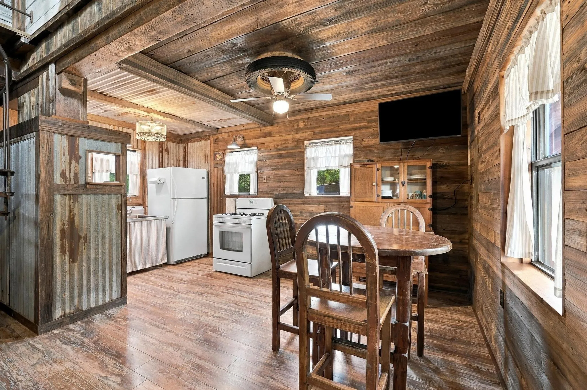 Single Family Residence For Sale in Fannin County , 351 County Road 2274, Telephone, Texas 75488, 2 Bedroom, 1 Bathroom, Garage spaces, 840 Sqft, built in 1987, mls#21392130, Real Estate Agent in Telephone, Homes For Sale in Fannin county, Homes For Sale in Telephone, Realtor in Telephone Texas, Real Estate Brokerage Independent Realty Texas, Luminita Cordes Realtor