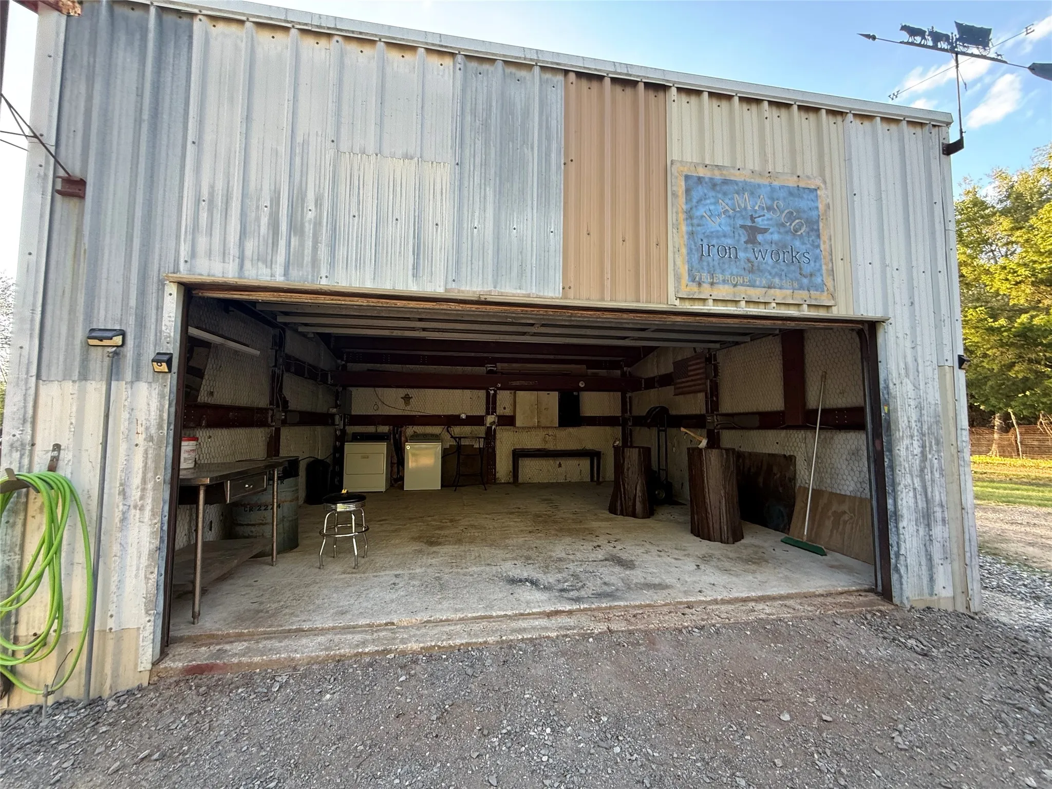 Single Family Residence For Sale in Fannin County , 351 County Road 2274, Telephone, Texas 75488, 2 Bedroom, 1 Bathroom, Garage spaces, 840 Sqft, built in 1987, mls#21392130, Real Estate Agent in Telephone, Homes For Sale in Fannin county, Homes For Sale in Telephone, Realtor in Telephone Texas, Real Estate Brokerage Independent Realty Texas, Luminita Cordes Realtor