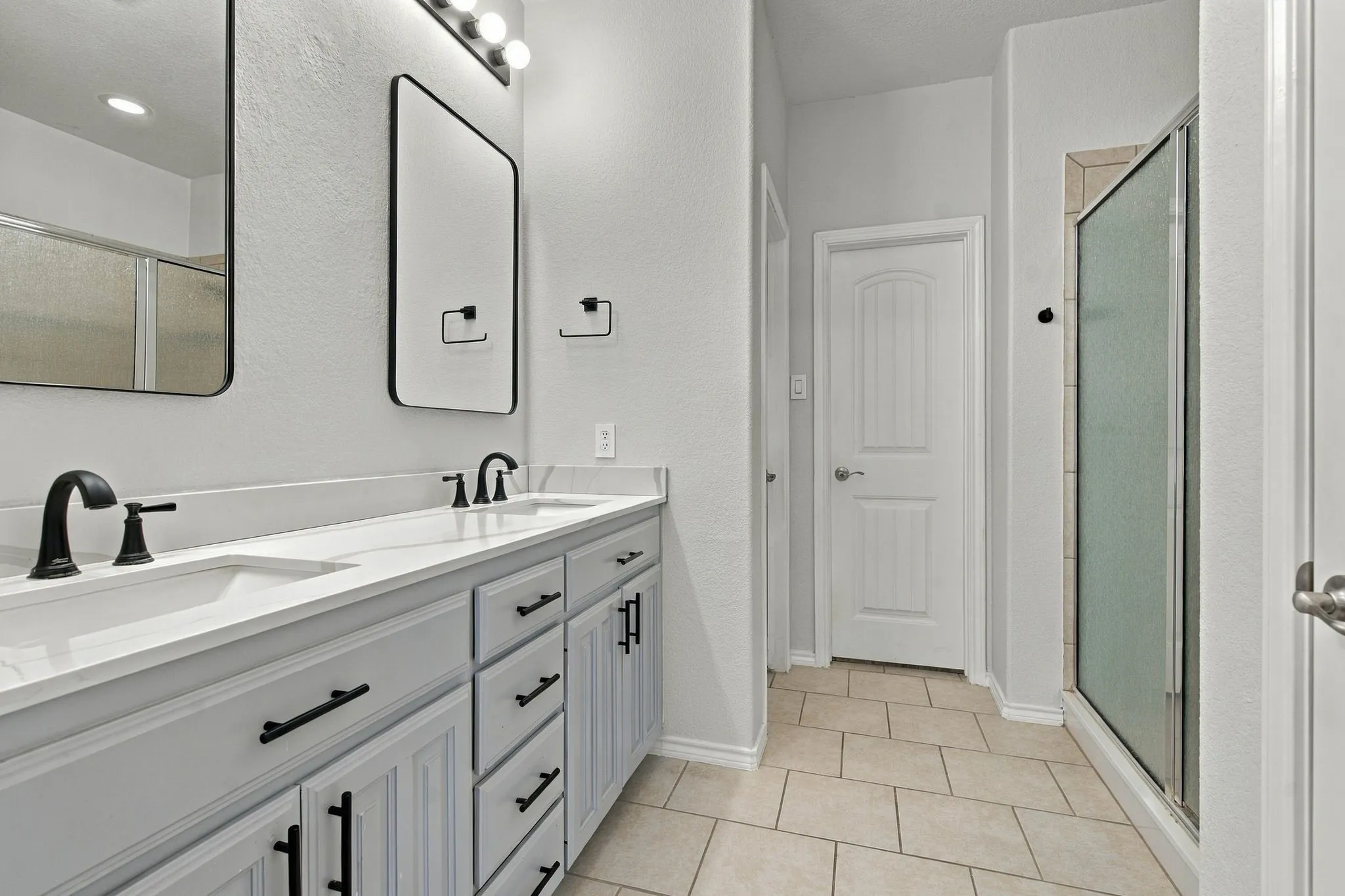 Dual vanity with undermount sinks and matte black fixtures