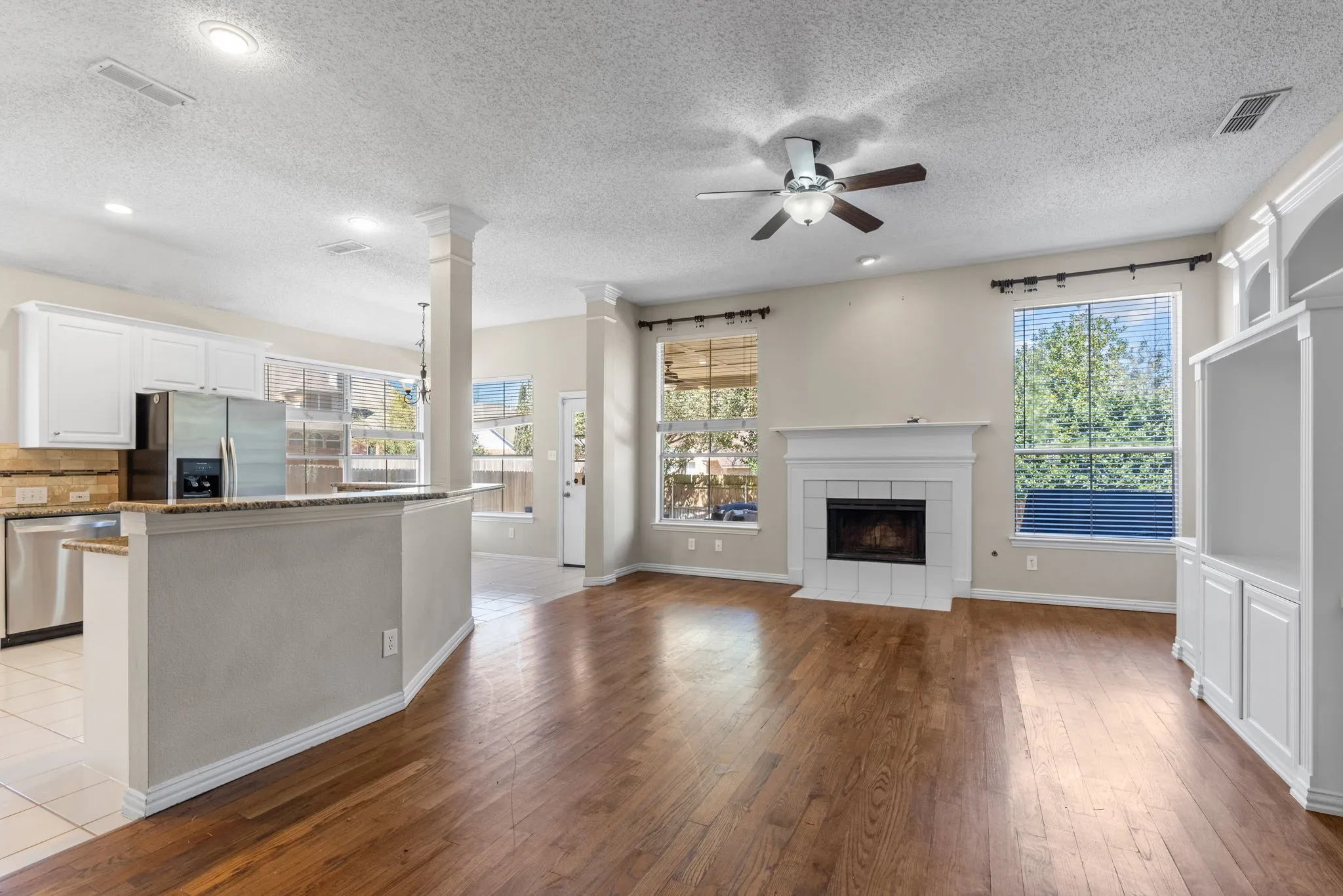 Single Family Residence For Rent in Tarrant County , 2802 Southwood Court, Grapevine, Texas 76051, 4 Bedroom, 2 Bathroom, 2 Garage spaces, 2,323 Sqft, built in 1995, mls#21409606, Real Estate Agent in Grapevine, Homes For Rent in Tarrant county, Homes For Rent in Grapevine, Realtor in Grapevine Texas, Real Estate Brokerage Independent Realty Texas, Luminita Cordes Realtor