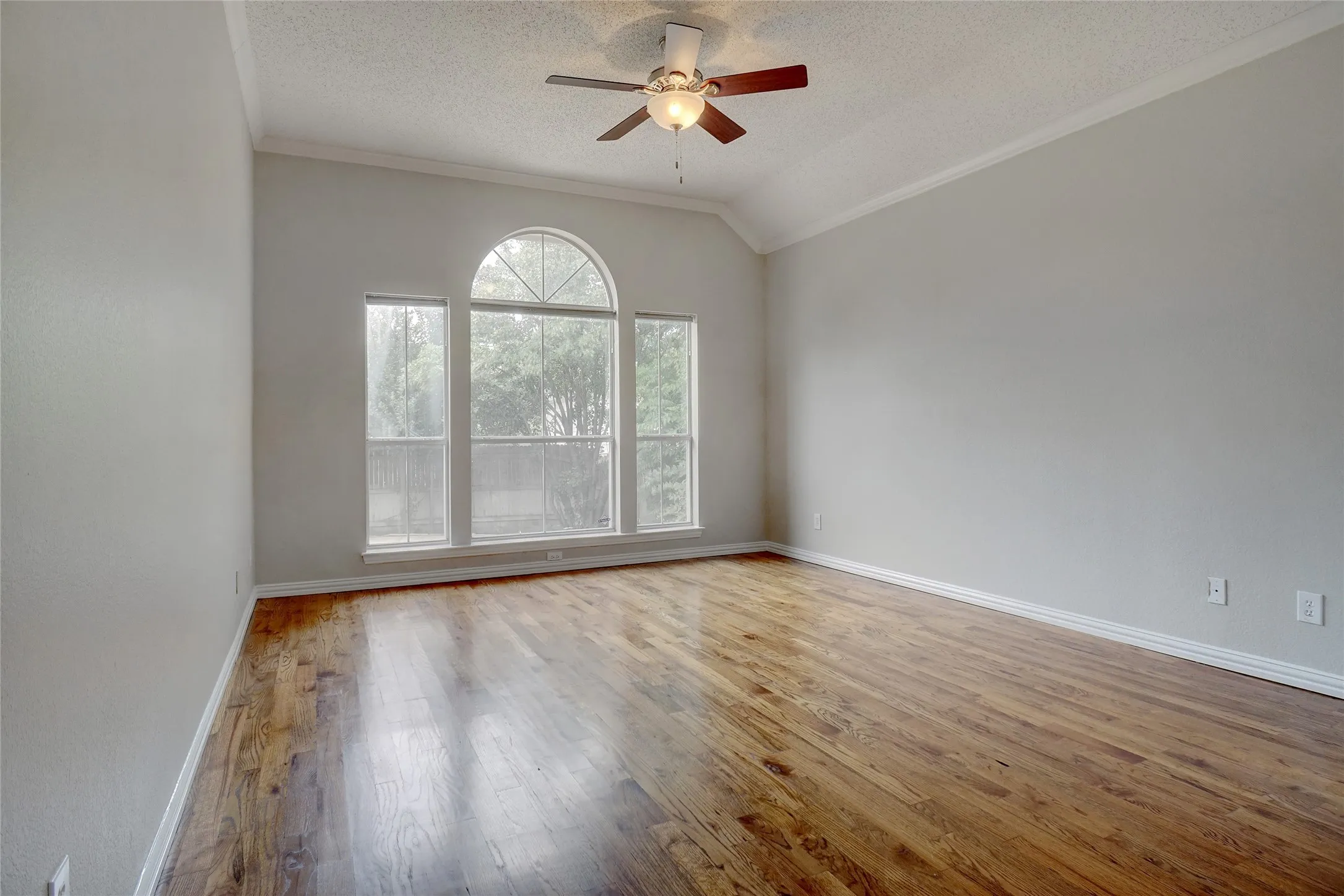 Single Family Residence For Rent in Tarrant County , 2802 Southwood Court, Grapevine, Texas 76051, 4 Bedroom, 2 Bathroom, 2 Garage spaces, 2,323 Sqft, built in 1995, mls#21409606, Real Estate Agent in Grapevine, Homes For Rent in Tarrant county, Homes For Rent in Grapevine, Realtor in Grapevine Texas, Real Estate Brokerage Independent Realty Texas, Luminita Cordes Realtor