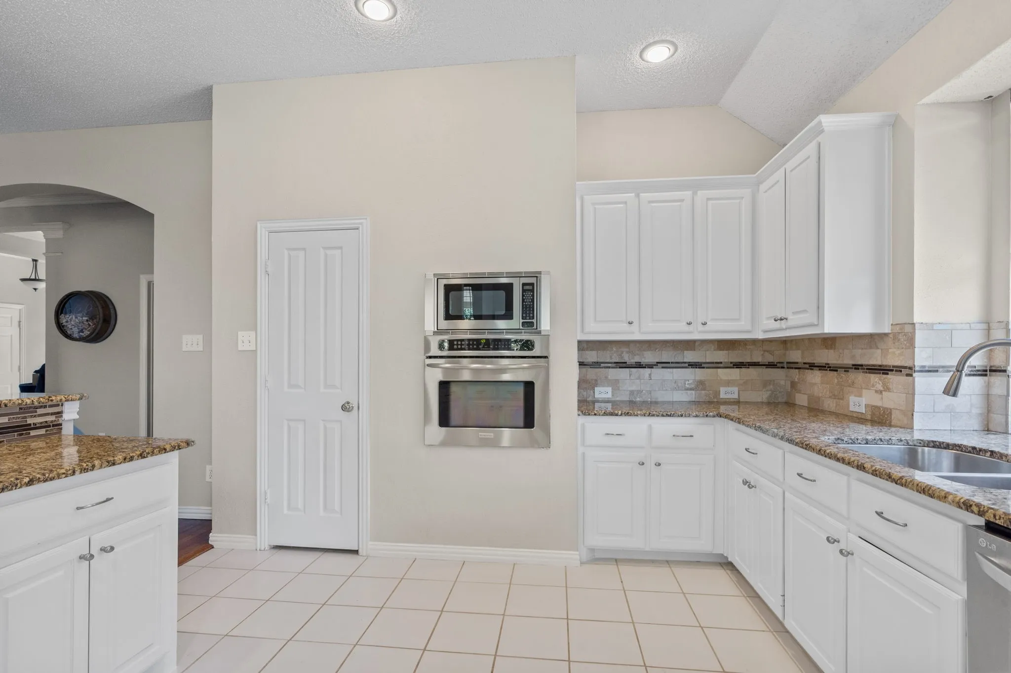Single Family Residence For Rent in Tarrant County , 2802 Southwood Court, Grapevine, Texas 76051, 4 Bedroom, 2 Bathroom, 2 Garage spaces, 2,323 Sqft, built in 1995, mls#21409606, Real Estate Agent in Grapevine, Homes For Rent in Tarrant county, Homes For Rent in Grapevine, Realtor in Grapevine Texas, Real Estate Brokerage Independent Realty Texas, Luminita Cordes Realtor