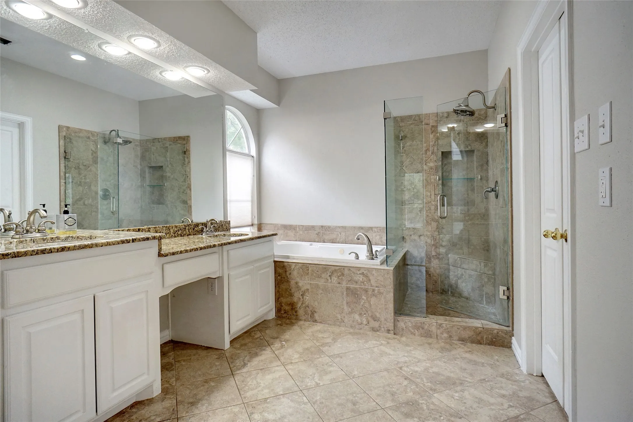 Single Family Residence For Rent in Tarrant County , 2802 Southwood Court, Grapevine, Texas 76051, 4 Bedroom, 2 Bathroom, 2 Garage spaces, 2,323 Sqft, built in 1995, mls#21409606, Real Estate Agent in Grapevine, Homes For Rent in Tarrant county, Homes For Rent in Grapevine, Realtor in Grapevine Texas, Real Estate Brokerage Independent Realty Texas, Luminita Cordes Realtor