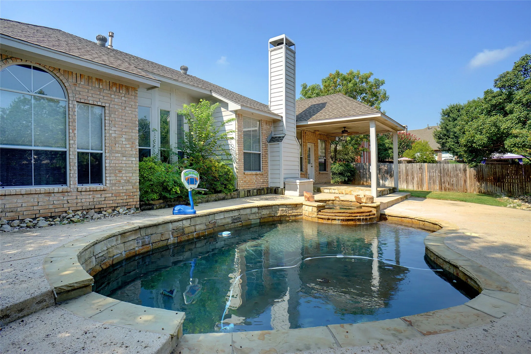Single Family Residence For Rent in Tarrant County , 2802 Southwood Court, Grapevine, Texas 76051, 4 Bedroom, 2 Bathroom, 2 Garage spaces, 2,323 Sqft, built in 1995, mls#21409606, Real Estate Agent in Grapevine, Homes For Rent in Tarrant county, Homes For Rent in Grapevine, Realtor in Grapevine Texas, Real Estate Brokerage Independent Realty Texas, Luminita Cordes Realtor