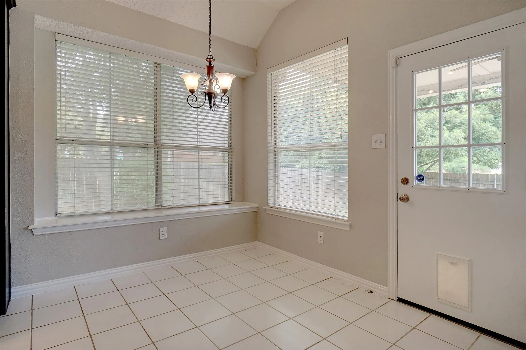 Single Family Residence For Rent in Tarrant County , 2802 Southwood Court, Grapevine, Texas 76051, 4 Bedroom, 2 Bathroom, 2 Garage spaces, 2,323 Sqft, built in 1995, mls#21409606, Real Estate Agent in Grapevine, Homes For Rent in Tarrant county, Homes For Rent in Grapevine, Realtor in Grapevine Texas, Real Estate Brokerage Independent Realty Texas, Luminita Cordes Realtor