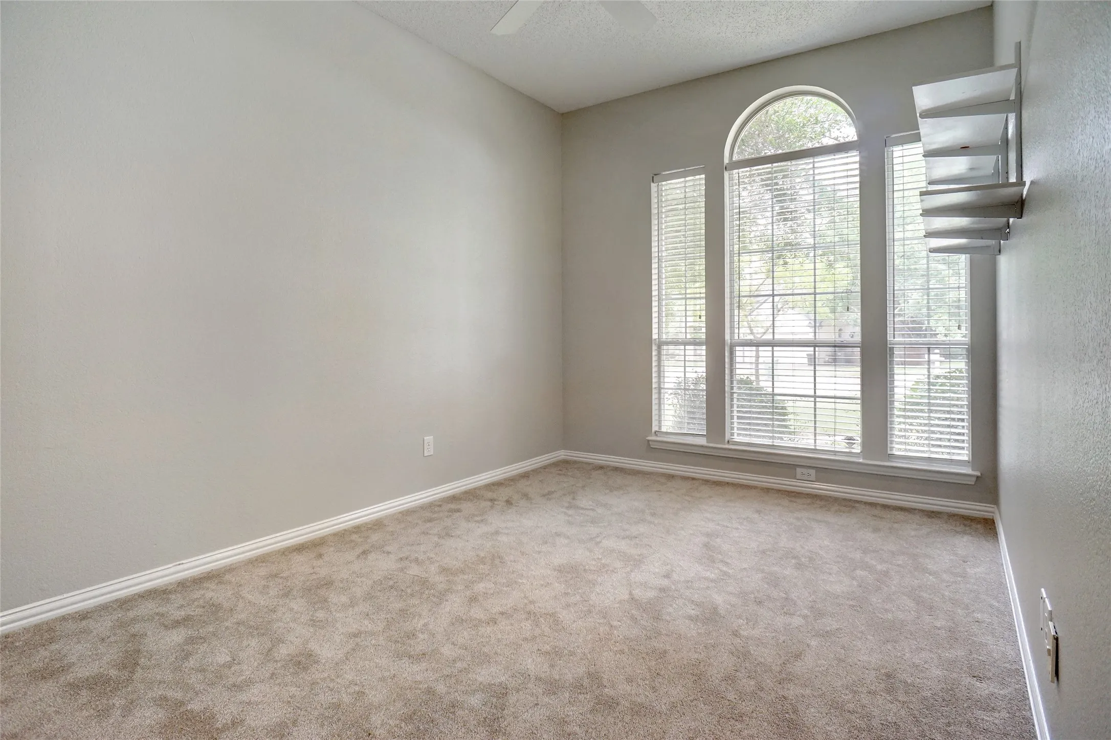 Single Family Residence For Rent in Tarrant County , 2802 Southwood Court, Grapevine, Texas 76051, 4 Bedroom, 2 Bathroom, 2 Garage spaces, 2,323 Sqft, built in 1995, mls#21409606, Real Estate Agent in Grapevine, Homes For Rent in Tarrant county, Homes For Rent in Grapevine, Realtor in Grapevine Texas, Real Estate Brokerage Independent Realty Texas, Luminita Cordes Realtor
