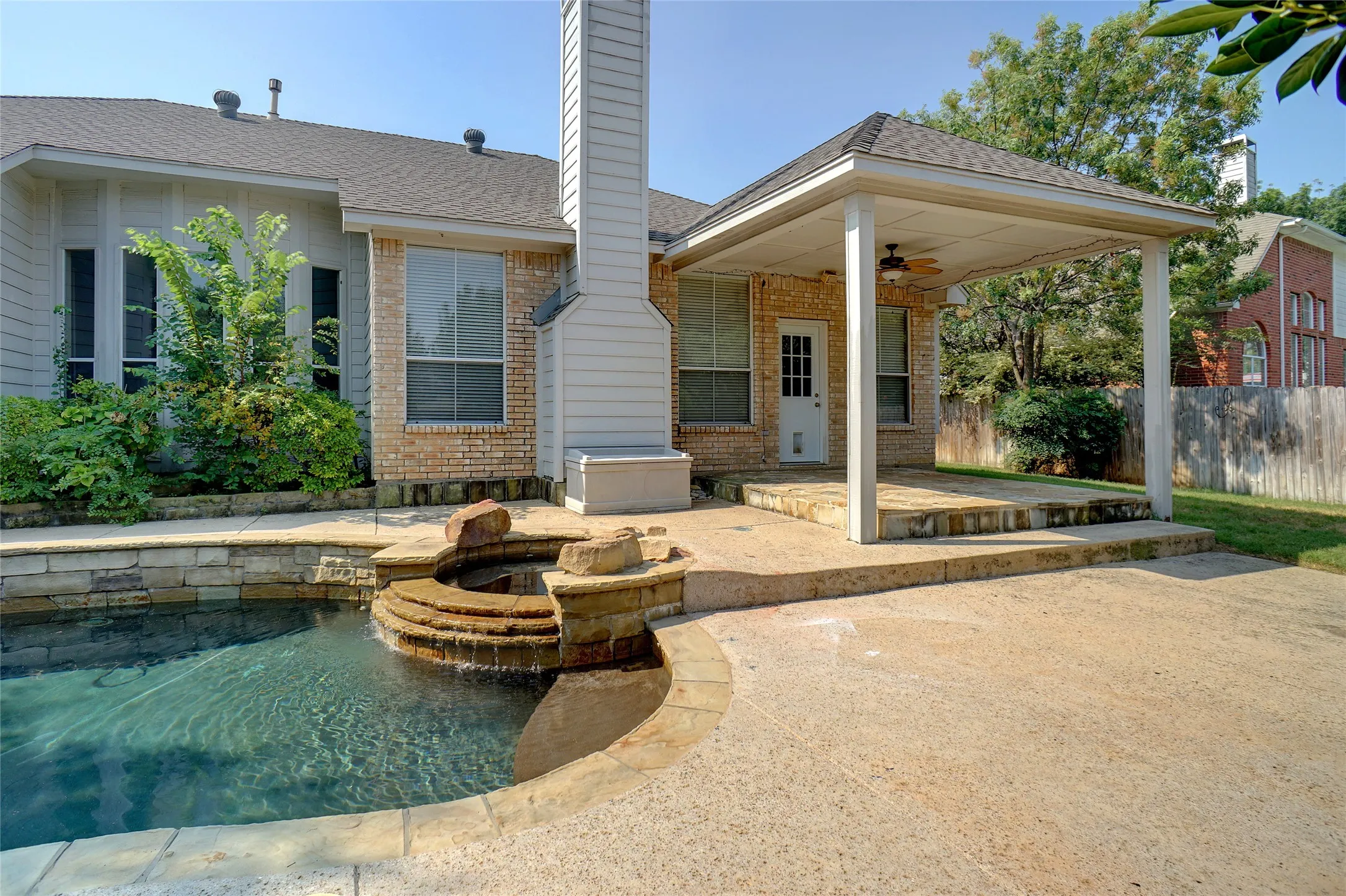 Single Family Residence For Rent in Tarrant County , 2802 Southwood Court, Grapevine, Texas 76051, 4 Bedroom, 2 Bathroom, 2 Garage spaces, 2,323 Sqft, built in 1995, mls#21409606, Real Estate Agent in Grapevine, Homes For Rent in Tarrant county, Homes For Rent in Grapevine, Realtor in Grapevine Texas, Real Estate Brokerage Independent Realty Texas, Luminita Cordes Realtor